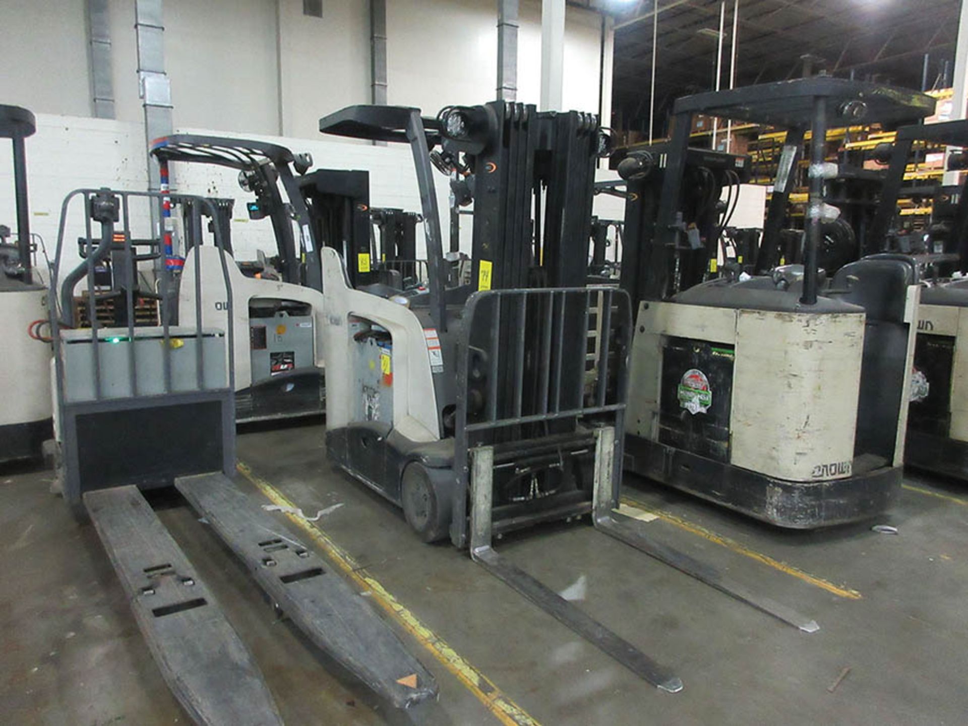 2014 CROWN STAND-UP FORKLIFT, 4,000 LB. CAP., MODEL: RC5540-40, 36V., 270'' MAX. LOAD HEIGHT, 48'' - Image 2 of 6