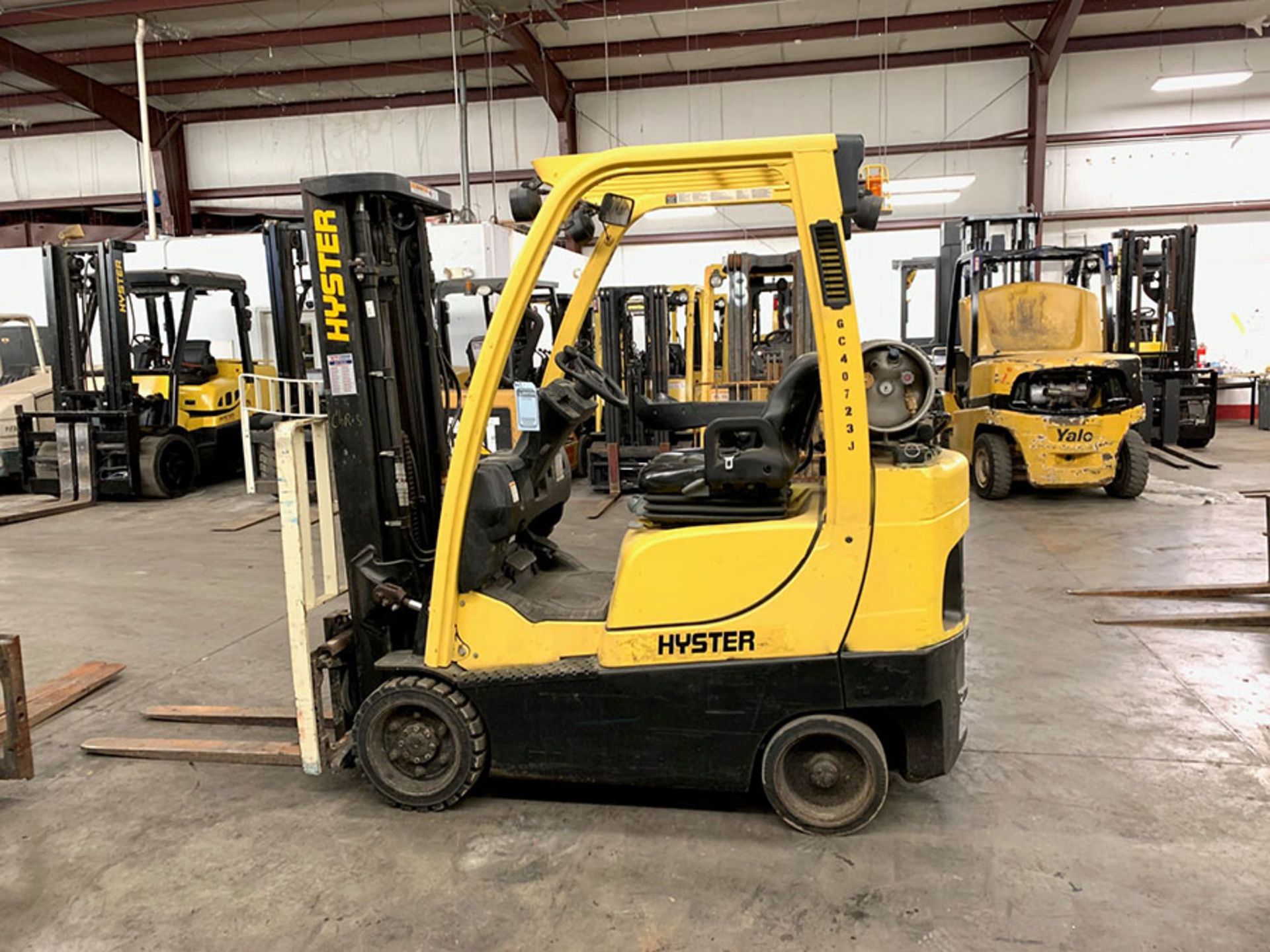 2011 HYSTER 4,000-LB. CAPACITY FORKLIFT, MODEL: S40FTS, S/N: E010V03723J, LPG, SOLID TIRES, 3- - Image 3 of 6