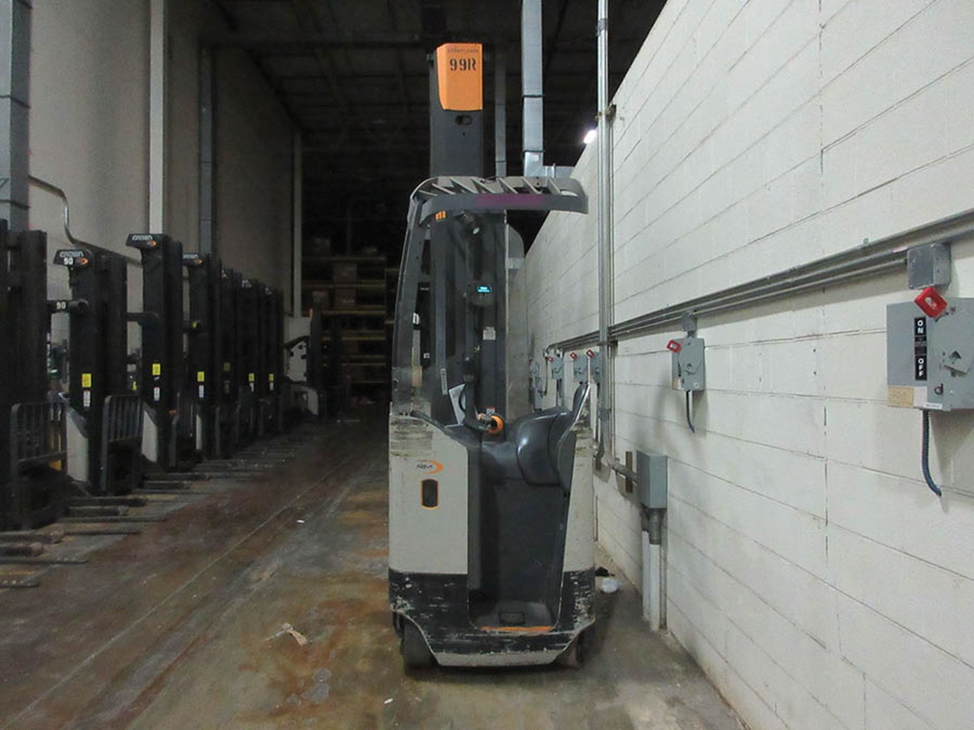 2015 CROWN MONOLIFT MAST REACH TRUCK, 4,500 LB. CAP., MODEL: RM6025-45, 36V., HIGH VISIBILITY - Image 4 of 6