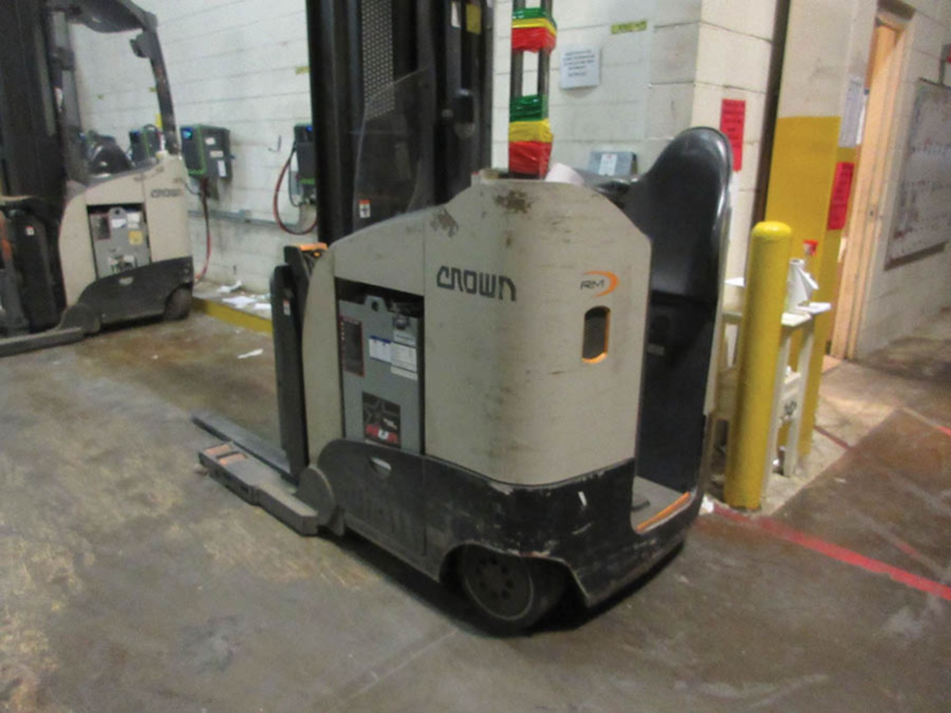 2015 CROWN MONOLIFT MAST REACH TRUCK, 4,500 LB. CAP., MODEL: RM6025-45, 36V., HIGH VISIBILITY - Image 5 of 6