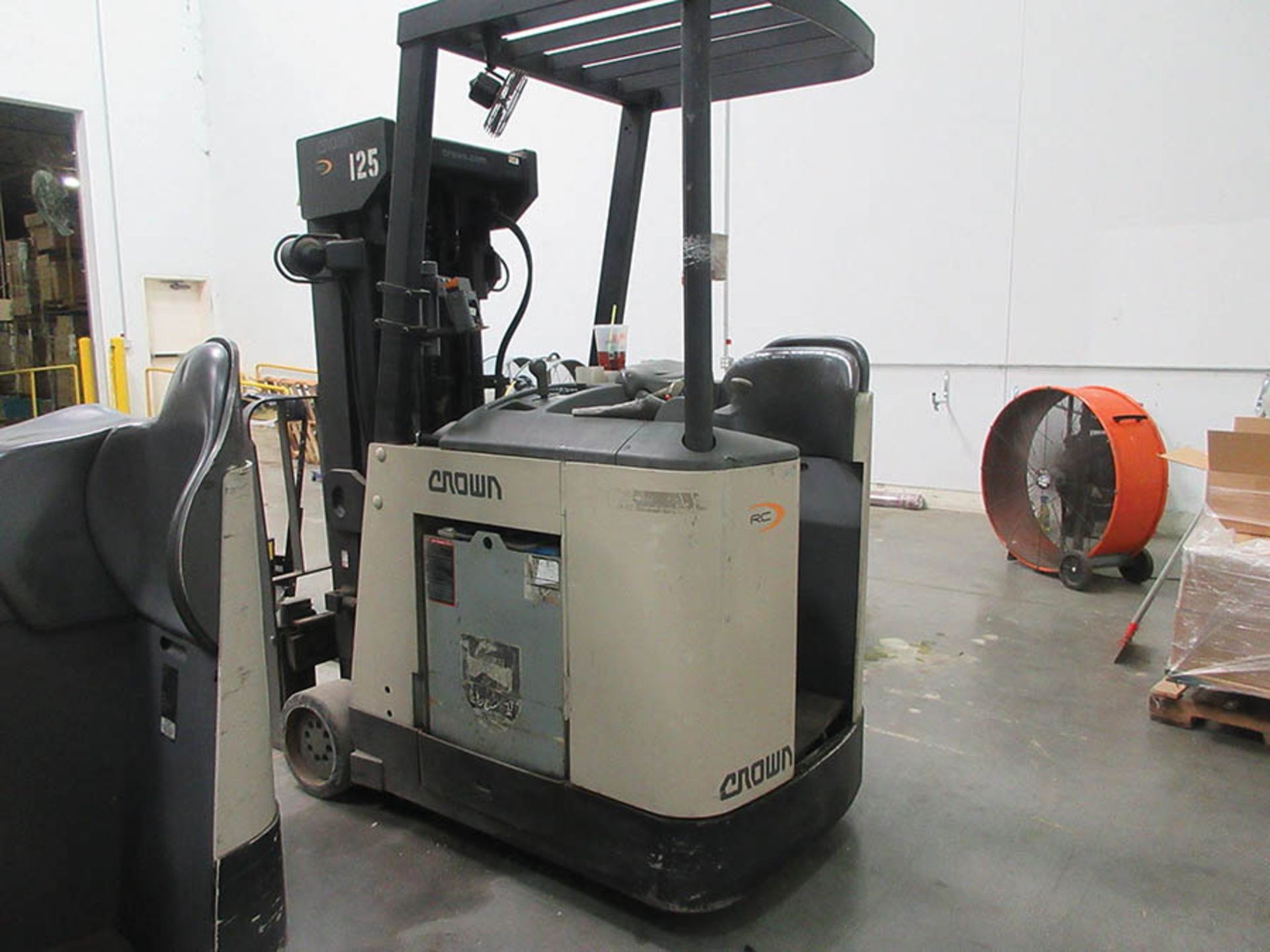 2002 CROWN STAND-UP FORKLIFT, 3,250 LB. CAP., MODEL: RC3020-40, 36V., 240'' MAX. LOAD HEIGHT, 48'' - Image 3 of 6