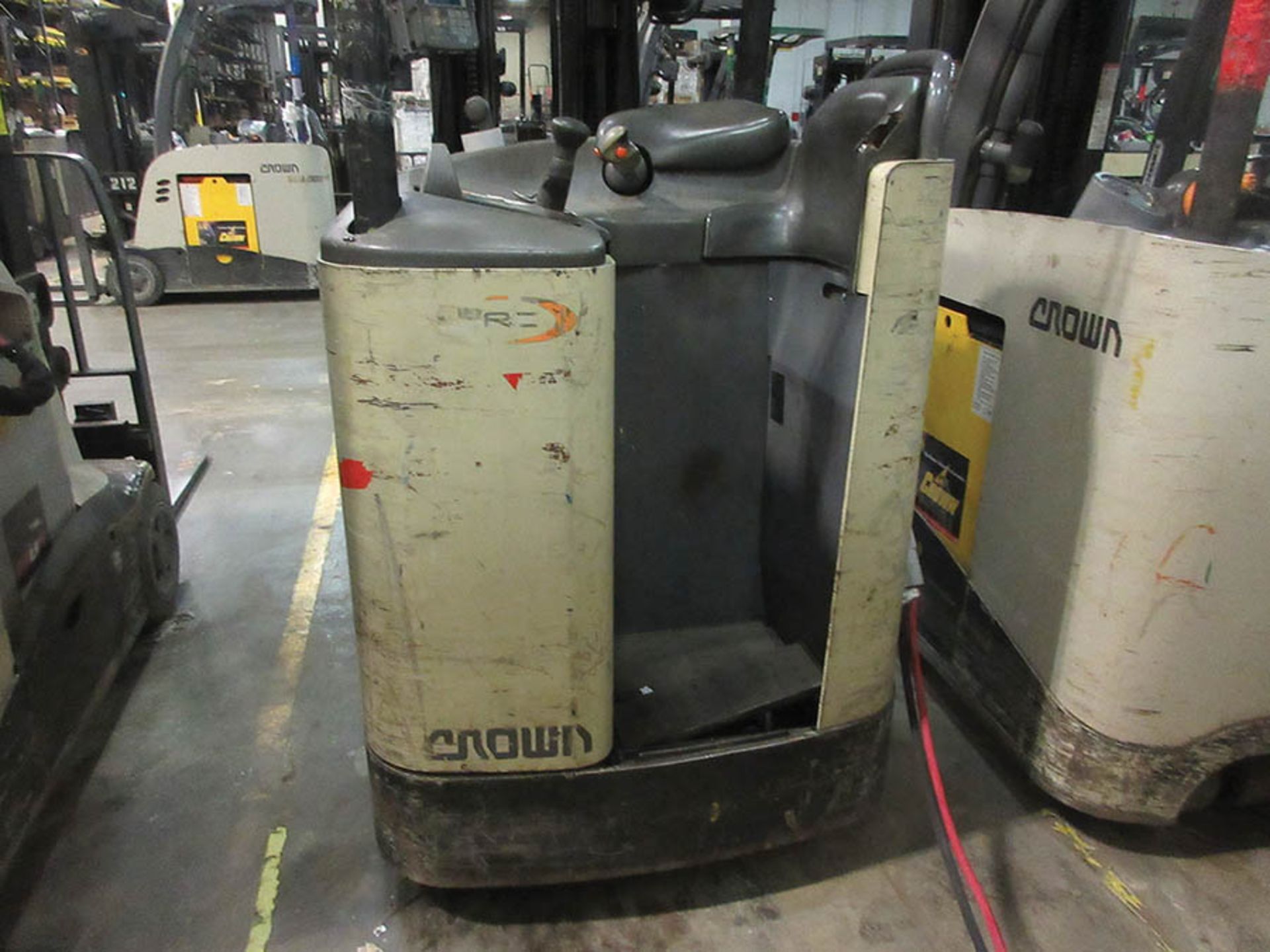 2004 CROWN STAND-UP FORKLIFT, 4,000 LB. CAP., MODEL: RC3020-40, 36V., 240'' MAX. LOAD HEIGHT, 48'' - Image 4 of 5