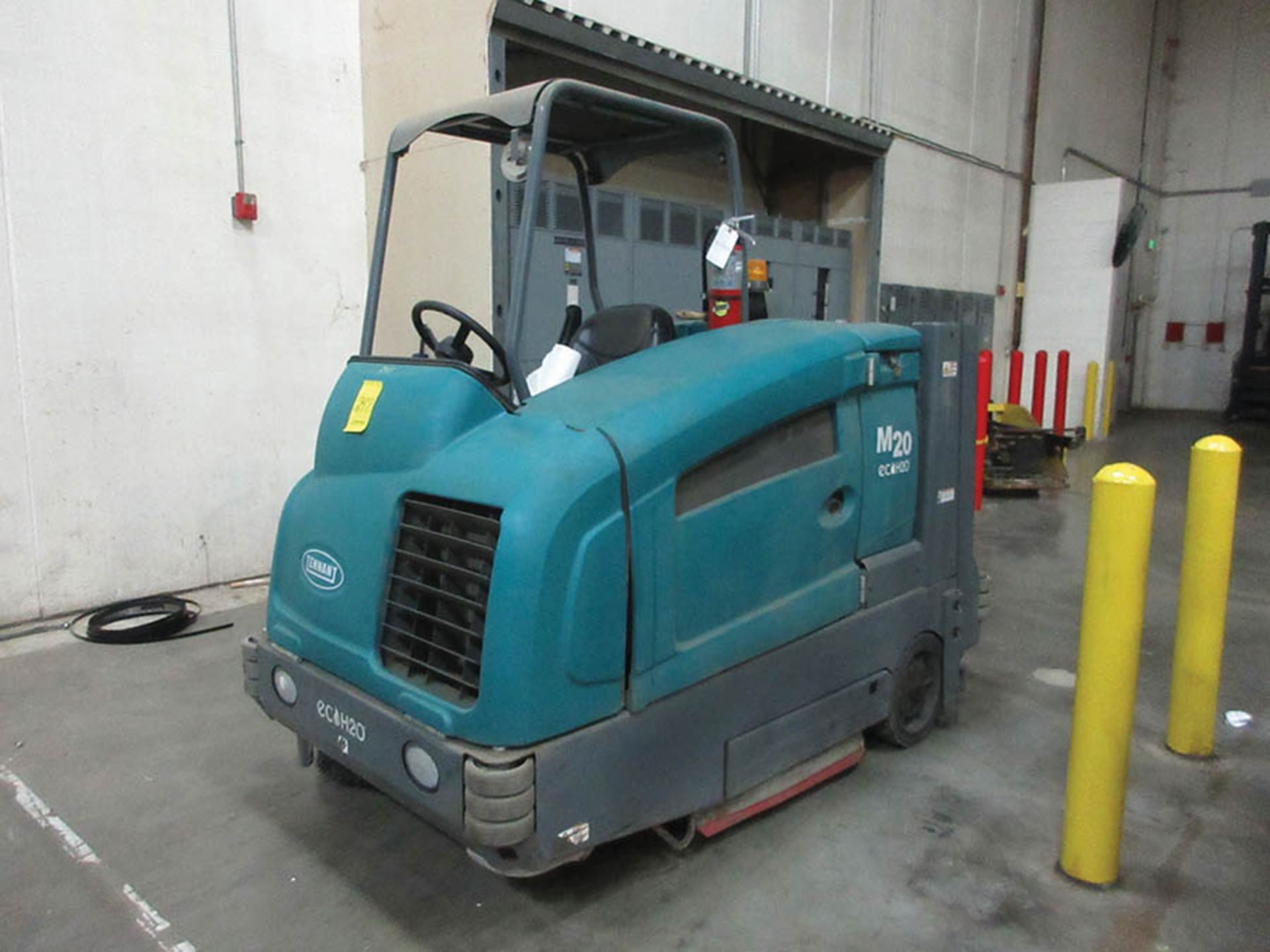 TENNANT M20 FLOOR SCRUBBER, LPG, GVW 3,795 LBS., S/N M20-3458, 1,499 HOURS - Image 2 of 5