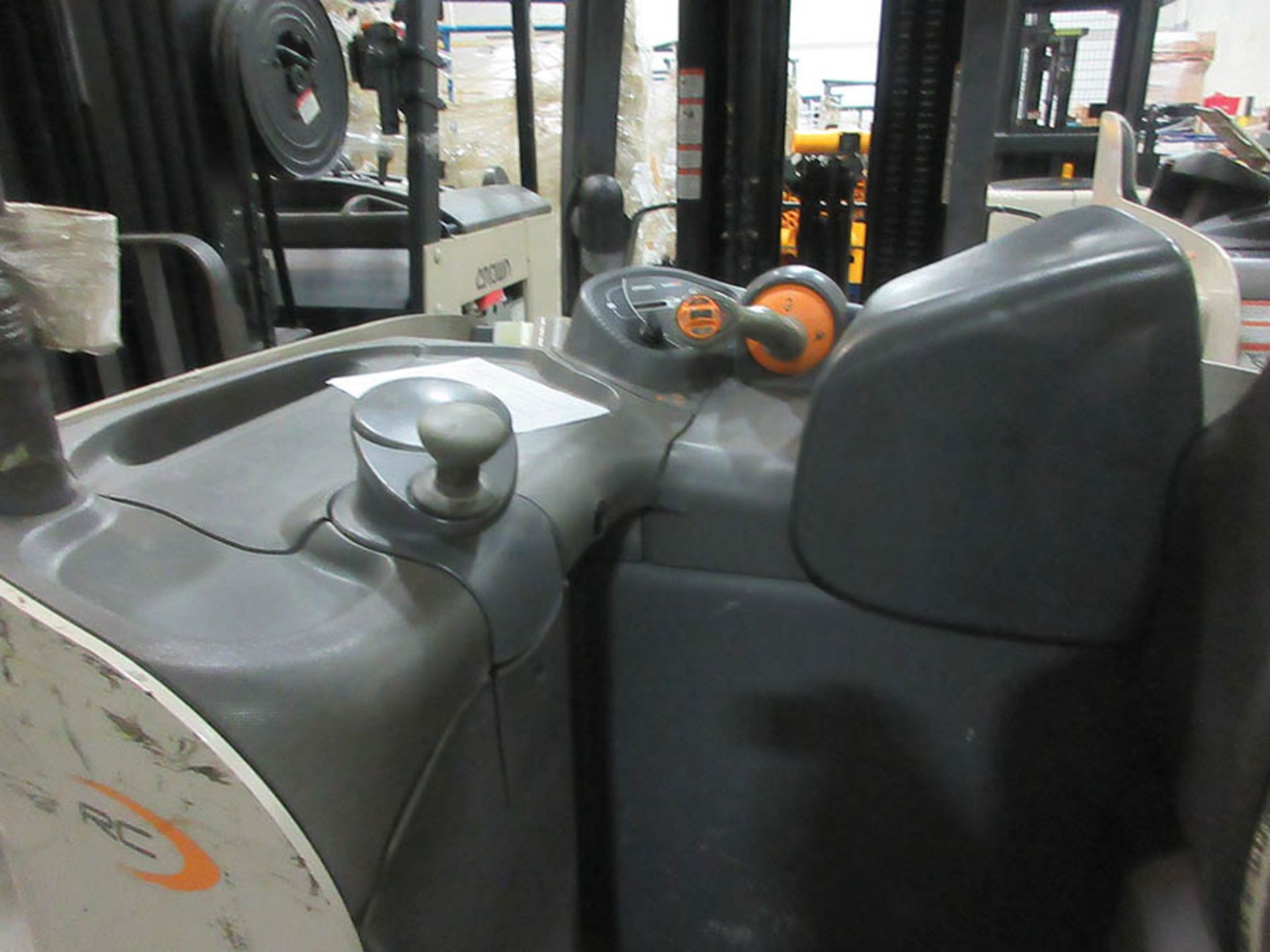 2014 CROWN STAND-UP FORKLIFT, 4,000 LB. CAP., MODEL: RC5540-40, 36V., 270'' MAX. LOAD HEIGHT, 48'' - Image 5 of 5