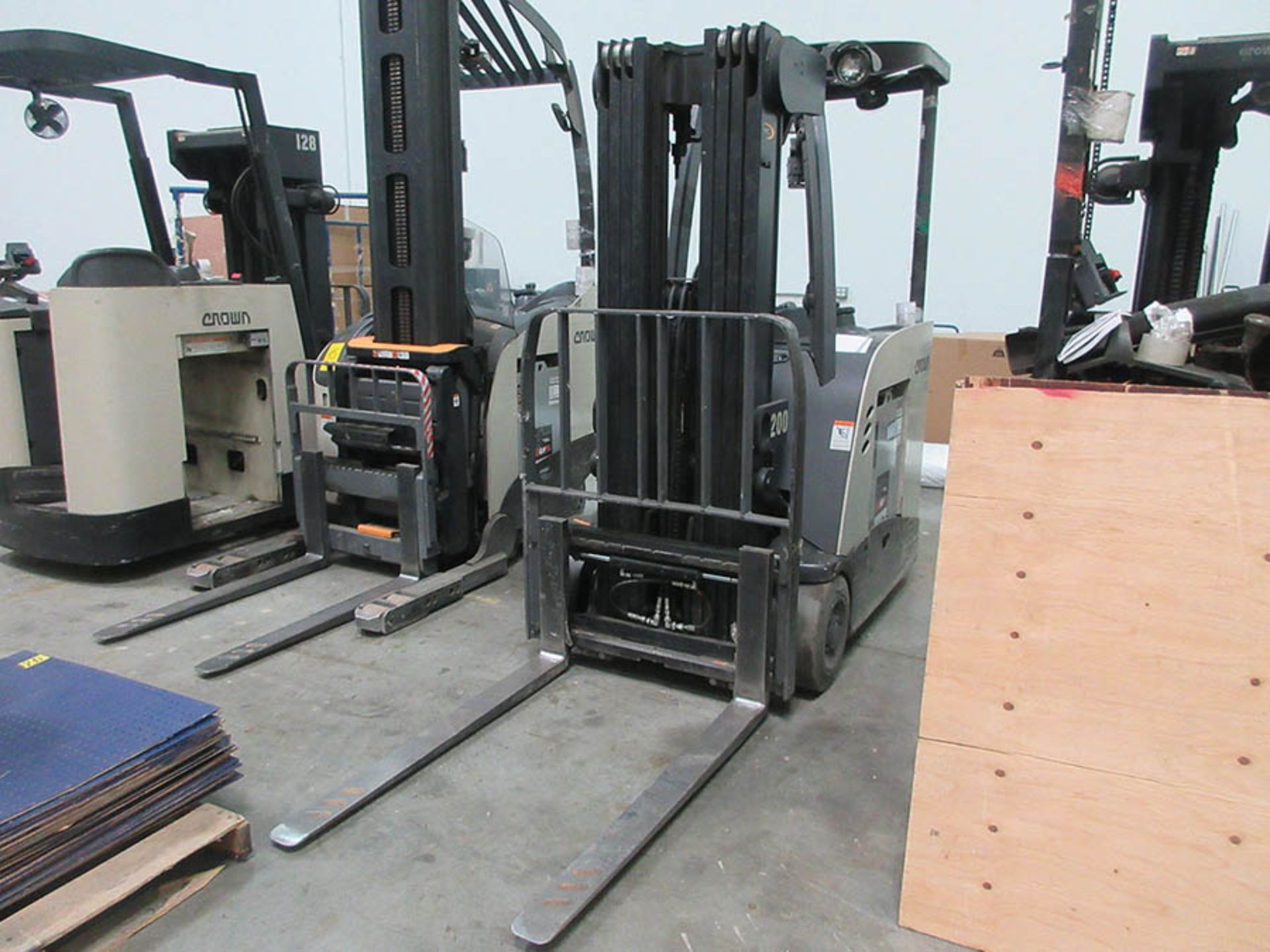 2010 CROWN STAND-UP FORKLIFT, 4,000 LB. CAP., MODEL: RC5540-40, 36V., 240'' MAX. LOAD HEIGHT, 48'' - Image 3 of 7