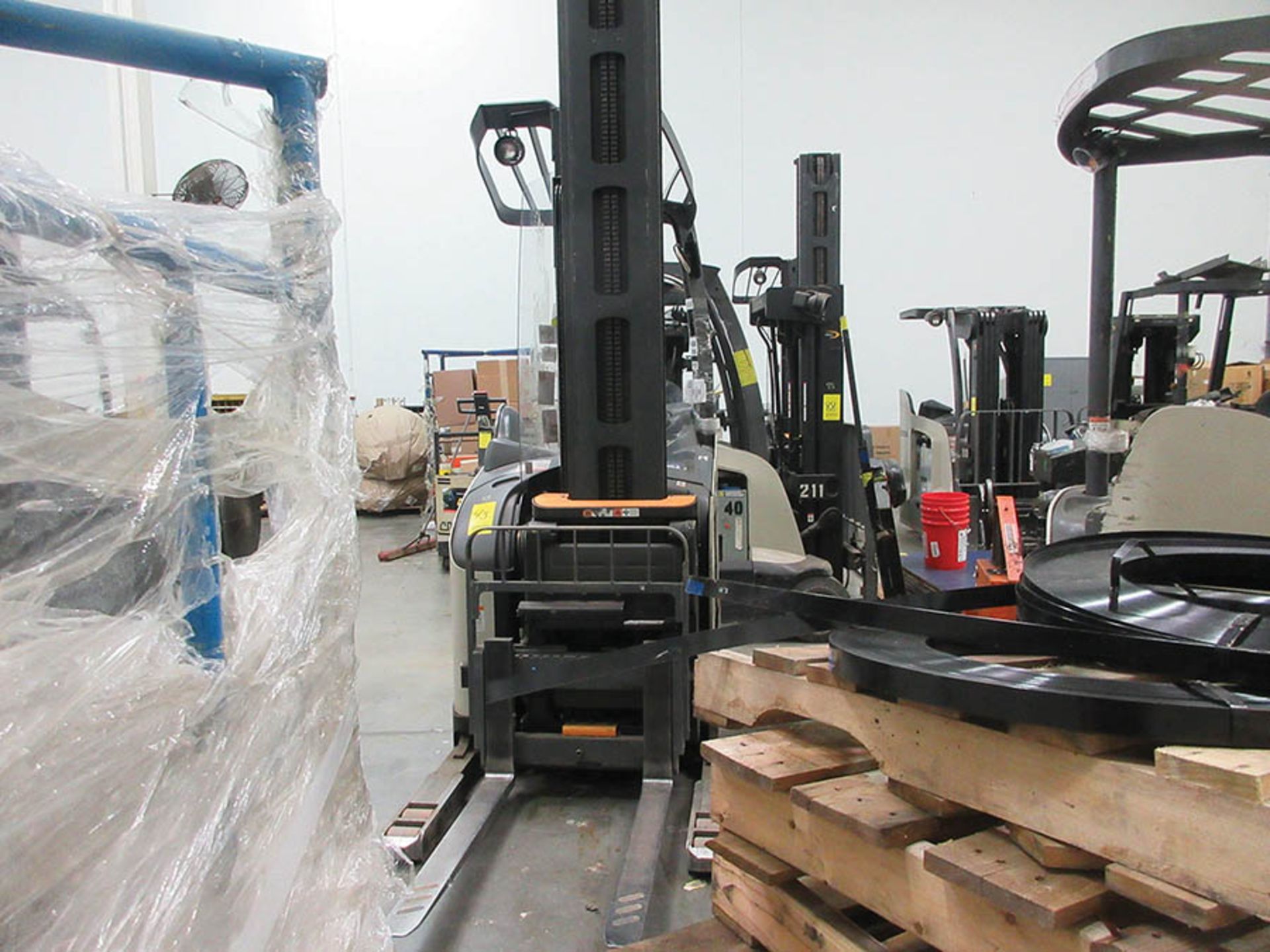 2015 CROWN MONOLIFT MAST REACH TRUCK, 4,500 LB. CAP., MODEL: RM6025-45, 36V., HIGH VISIBILITY - Image 2 of 7