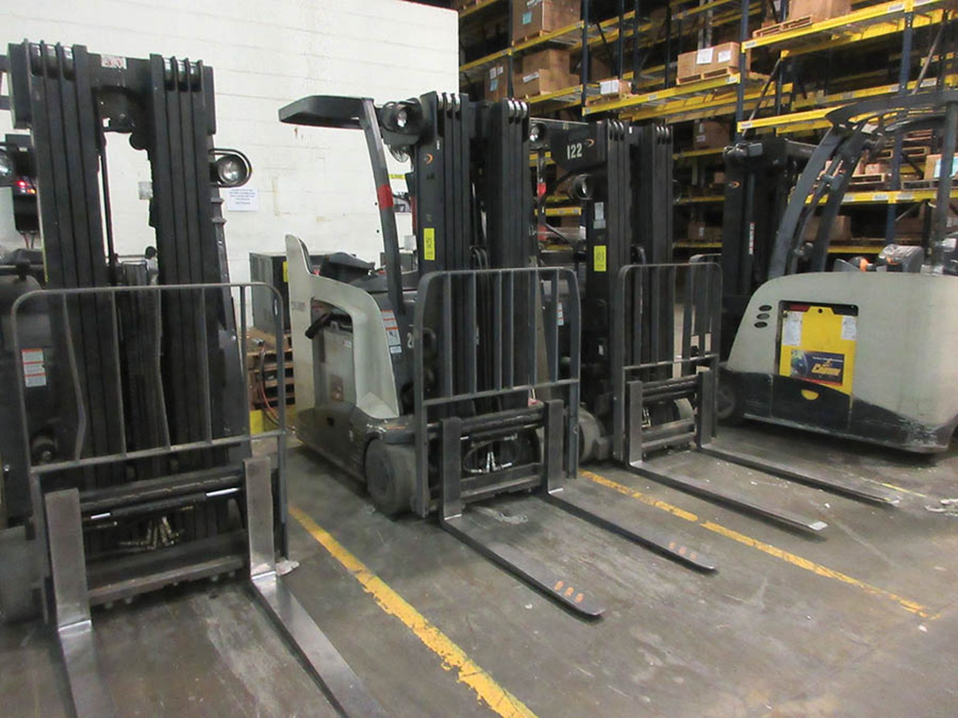 2010 CROWN STAND-UP FORKLIFT, 4,000 LB. CAP., MODEL: RC5540-40, 36V., 240'' MAX. LOAD HEIGHT, 48'' - Image 2 of 6