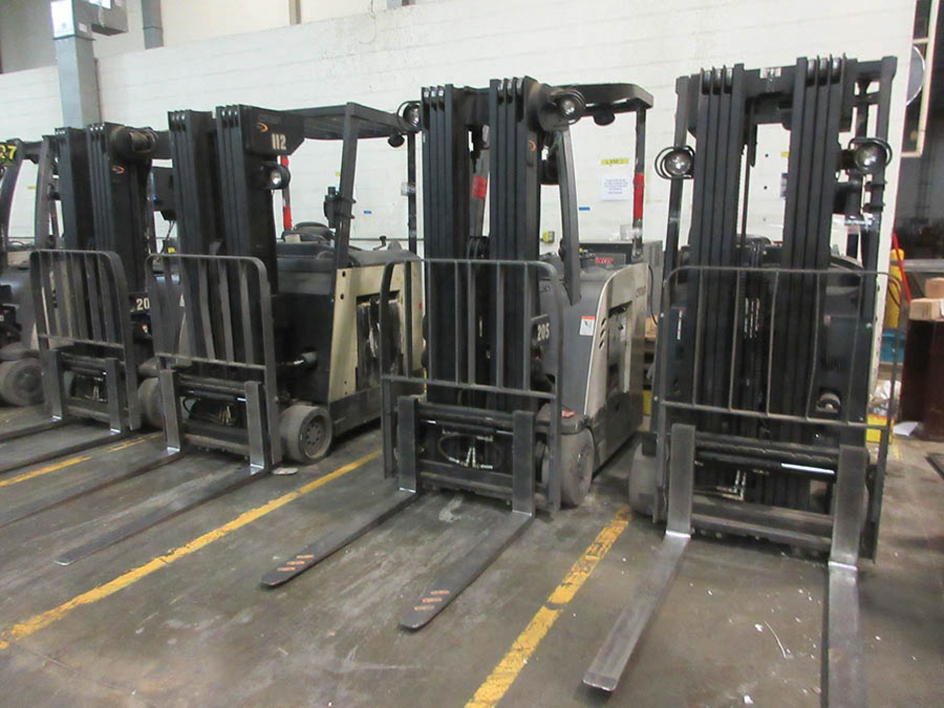 2010 CROWN STAND-UP FORKLIFT, 4,000 LB. CAP., MODEL: RC5540-40, 36V., 240'' MAX. LOAD HEIGHT, 48'' - Image 3 of 6