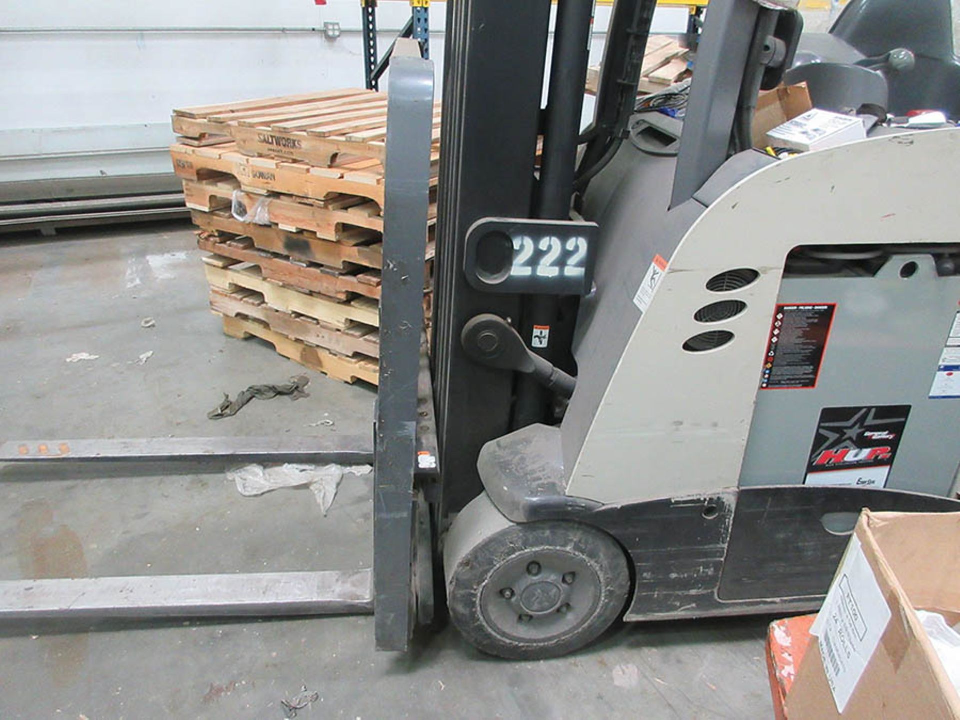 2014 CROWN STAND-UP FORKLIFT, 4,000 LB. CAP., MODEL: RC5540-40, 36V., 270'' MAX. LOAD HEIGHT, 48'' - Image 5 of 5