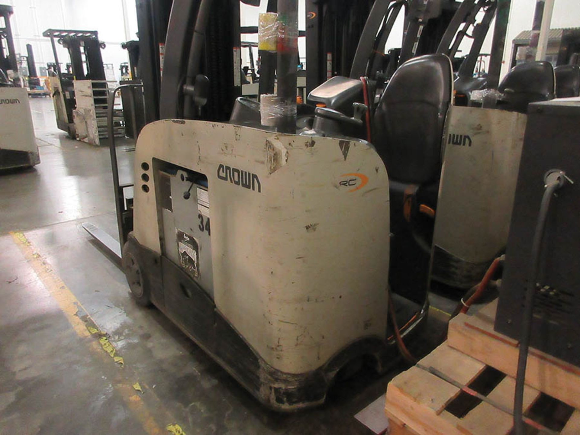 2013 CROWN STAND-UP FORKLIFT, 4,000 LB. CAP., MODEL: RC5540-40, 36V., 270'' MAX. LOAD HEIGHT, 48'' - Image 4 of 5