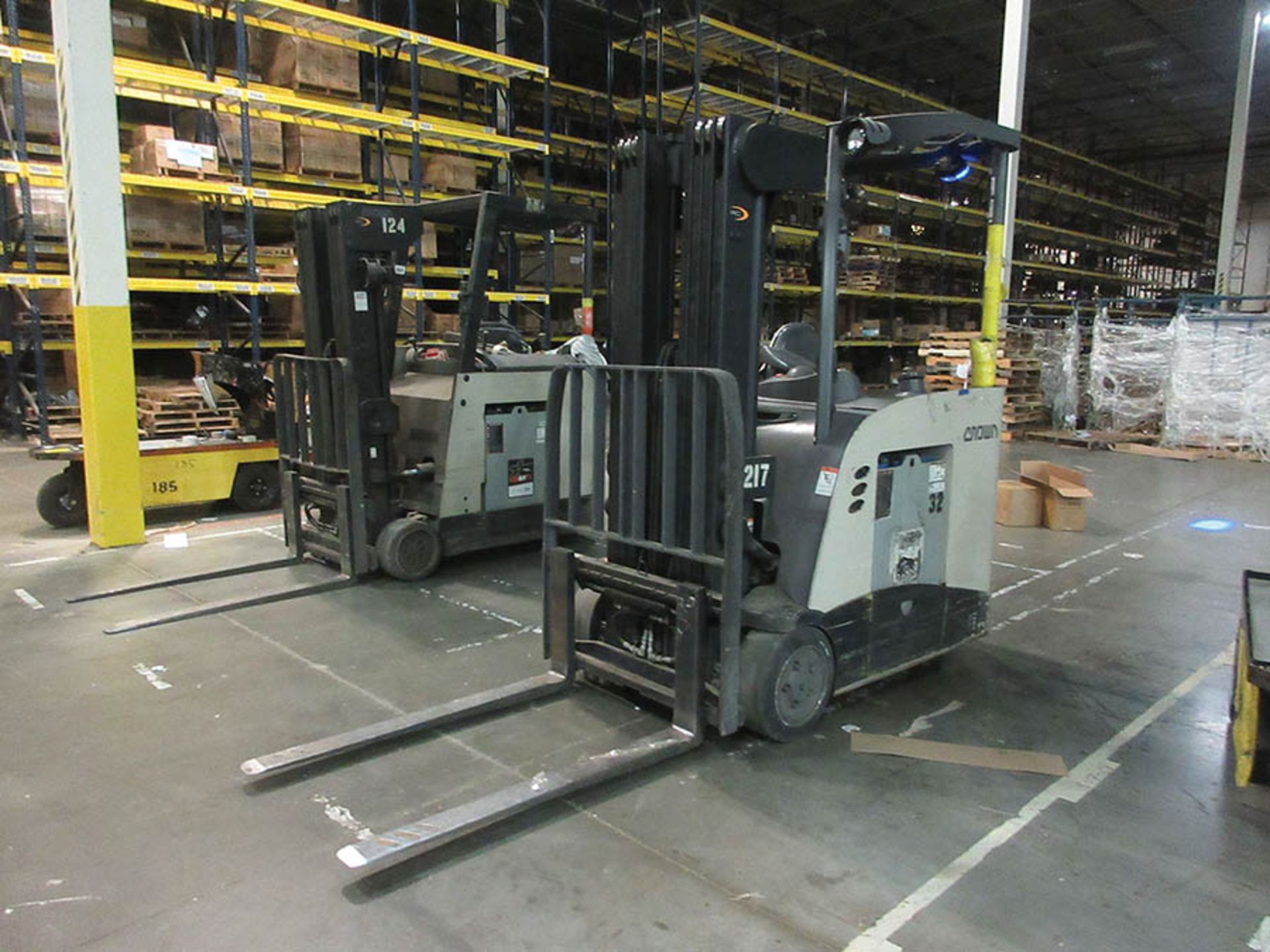 2014 CROWN STAND-UP FORKLIFT, 4,000 LB. CAP., MODEL: RC5540-40, 36V., 270'' MAX. LOAD HEIGHT, 48'' - Image 2 of 5