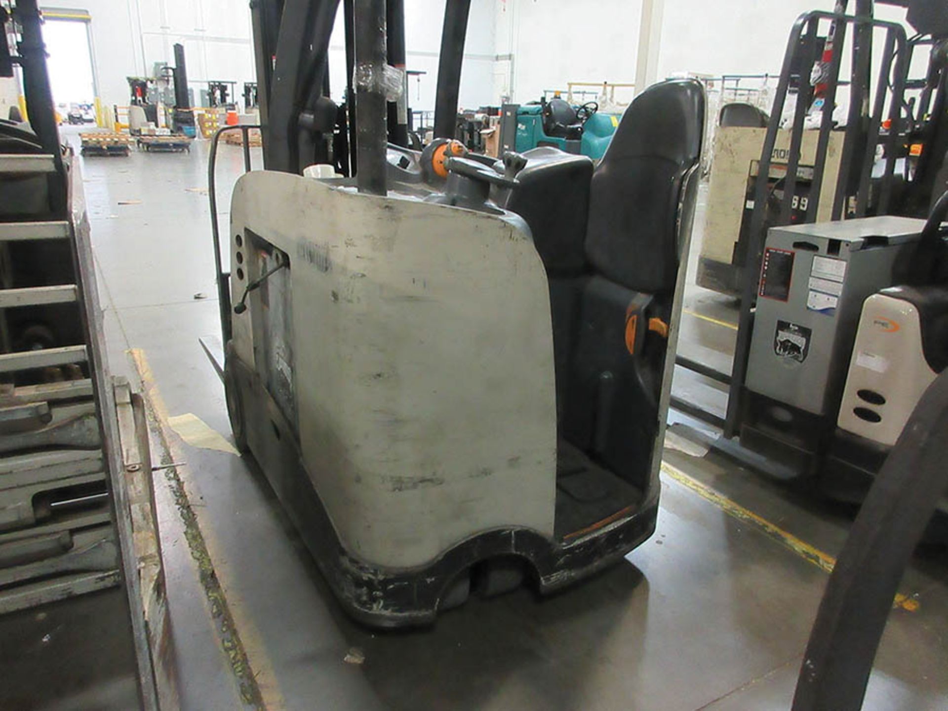 2014 CROWN STAND-UP FORKLIFT, 4,000 LB. CAP., MODEL: RC5540-40, 36V., 270'' MAX. LOAD HEIGHT, 48'' - Image 4 of 6