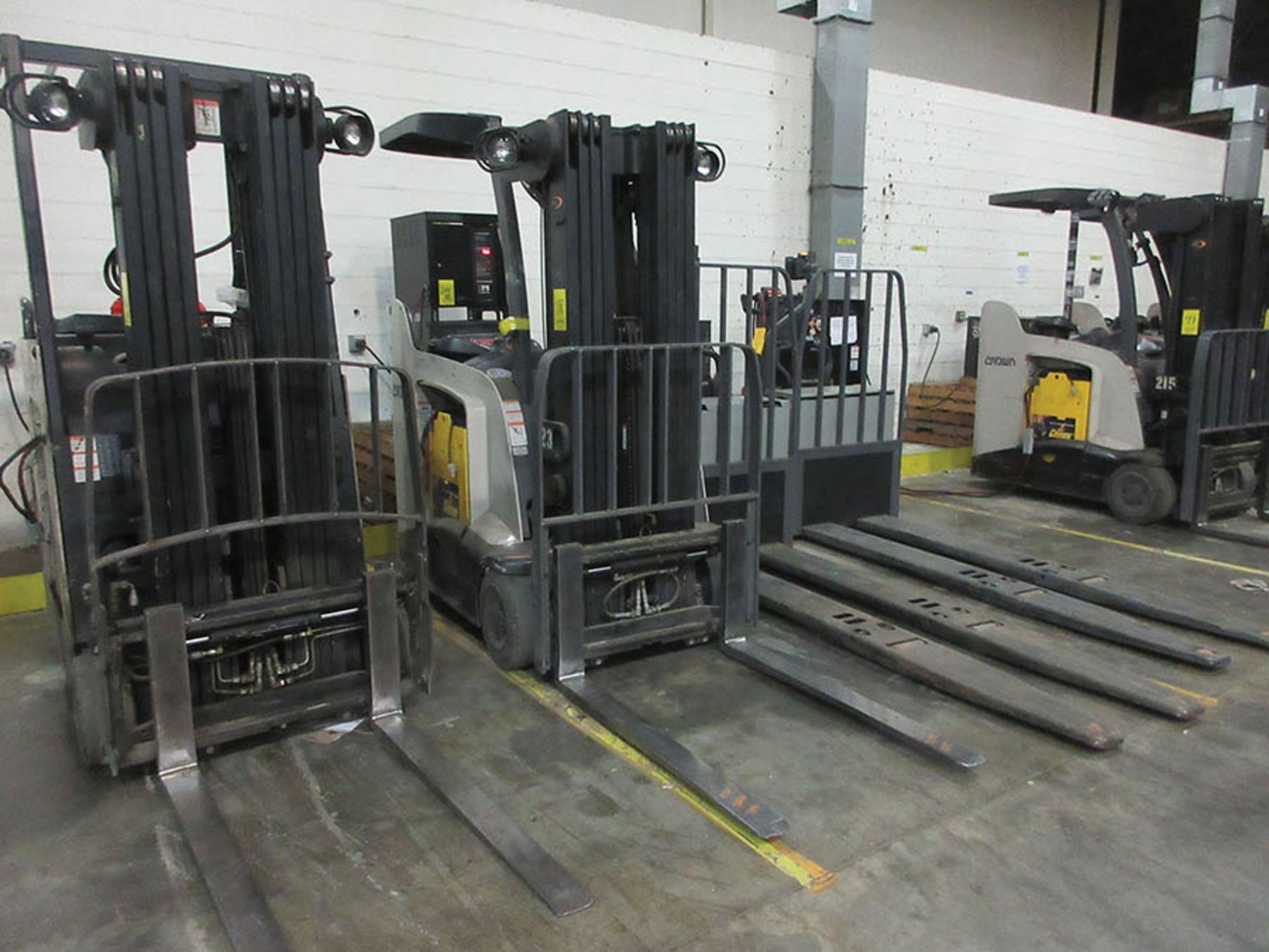 2014 CROWN STAND-UP FORKLIFT, 4,000 LB. CAP., MODEL: RC5540-40, 36V., 270'' MAX. LOAD HEIGHT, 48'' - Image 3 of 5
