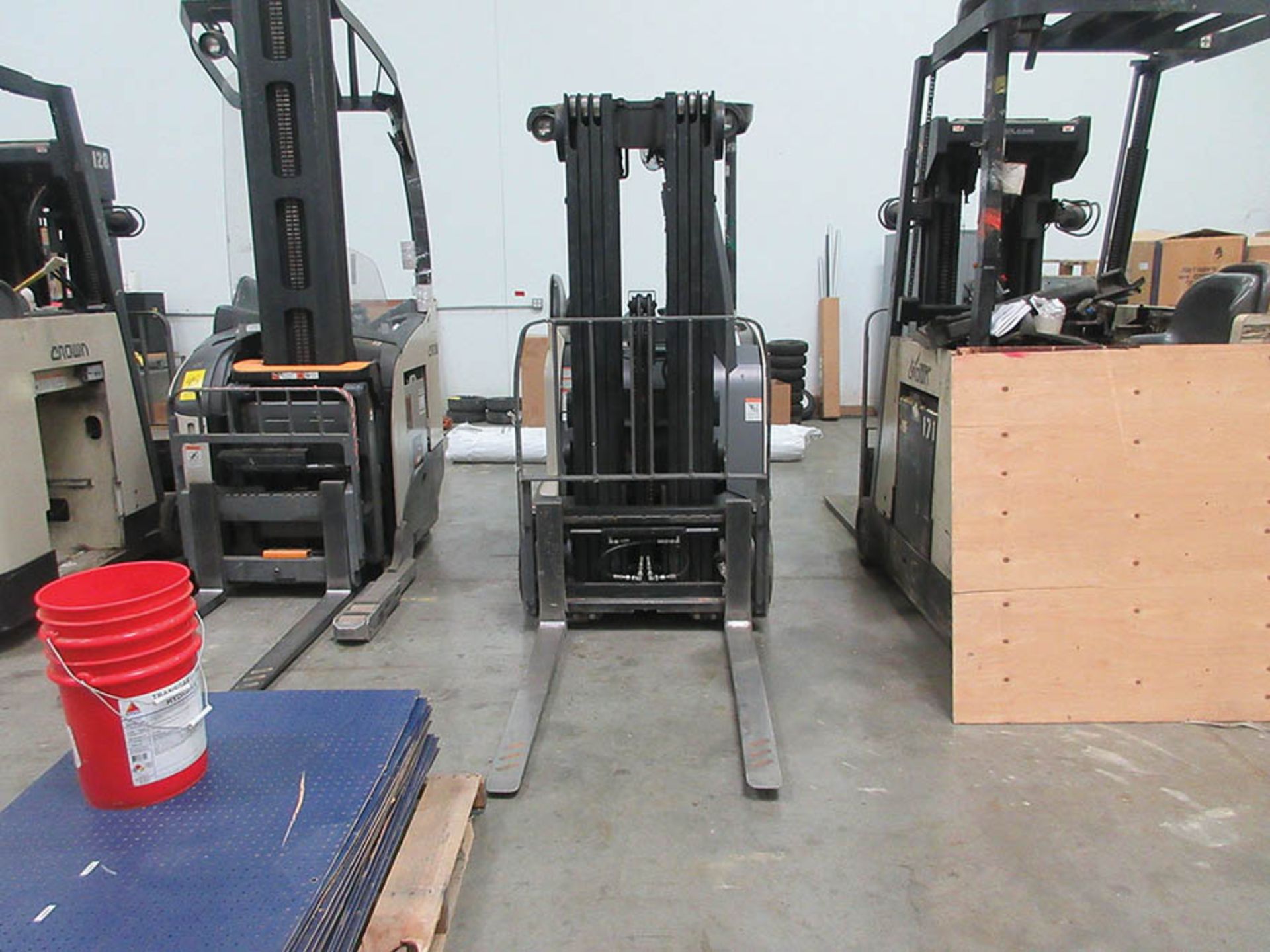 2010 CROWN STAND-UP FORKLIFT, 4,000 LB. CAP., MODEL: RC5540-40, 36V., 240'' MAX. LOAD HEIGHT, 48''