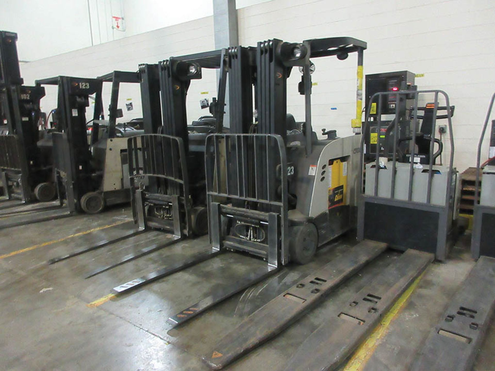 2014 CROWN STAND-UP FORKLIFT, 4,000 LB. CAP., MODEL: RC5540-40, 36V., 270'' MAX. LOAD HEIGHT, 48'' - Image 2 of 5