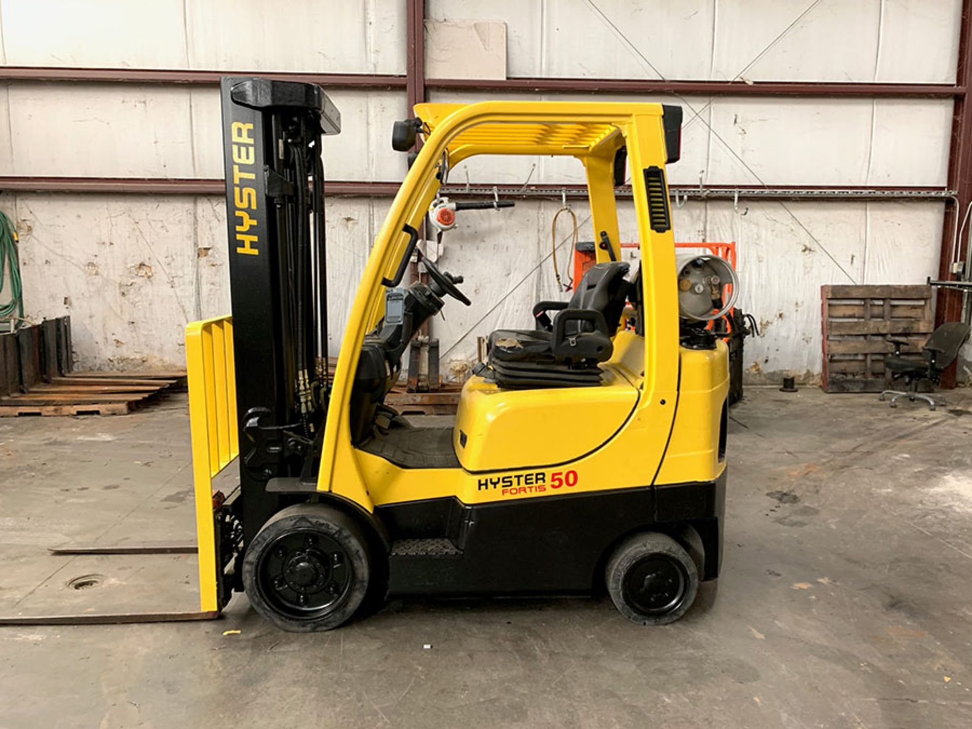 2015 HYSTER 5,000-LB. CAPACITY FORKLIFT, MODEL: S50FT, S/N: H187V03771N, LPG, SOLID TIRES, 3-STAGE