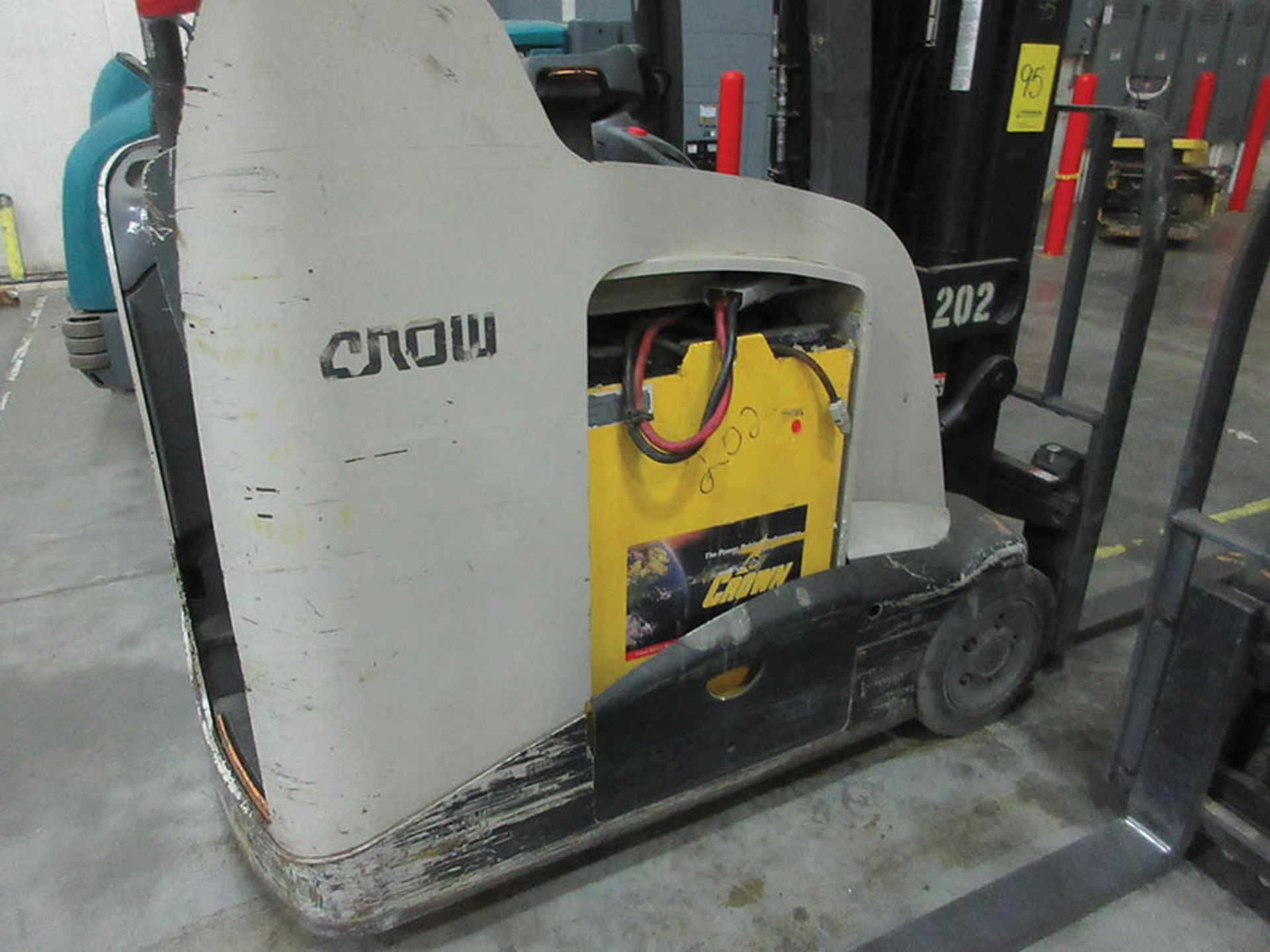 2010 CROWN STAND-UP FORKLIFT, 4,000 LB. CAP., MODEL: RC5540-40, 36V., 240'' MAX. LOAD HEIGHT, 48'' - Image 4 of 6
