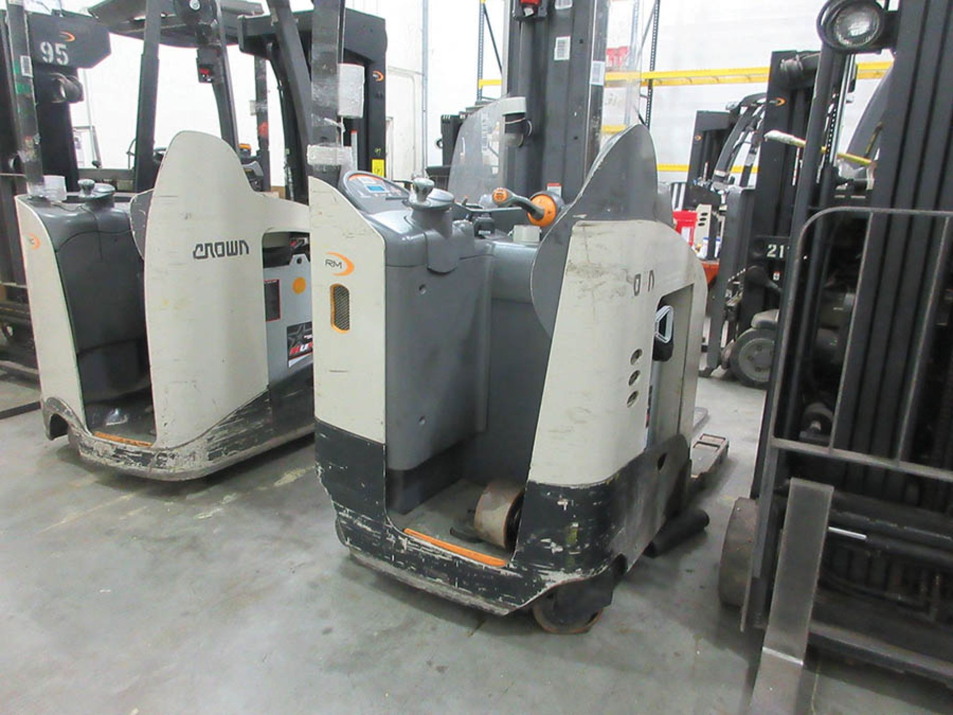 2015 CROWN MONOLIFT MAST REACH TRUCK, 4,500 LB. CAP., MODEL: RM6025-45, 36V., HIGH VISIBILITY - Image 5 of 6