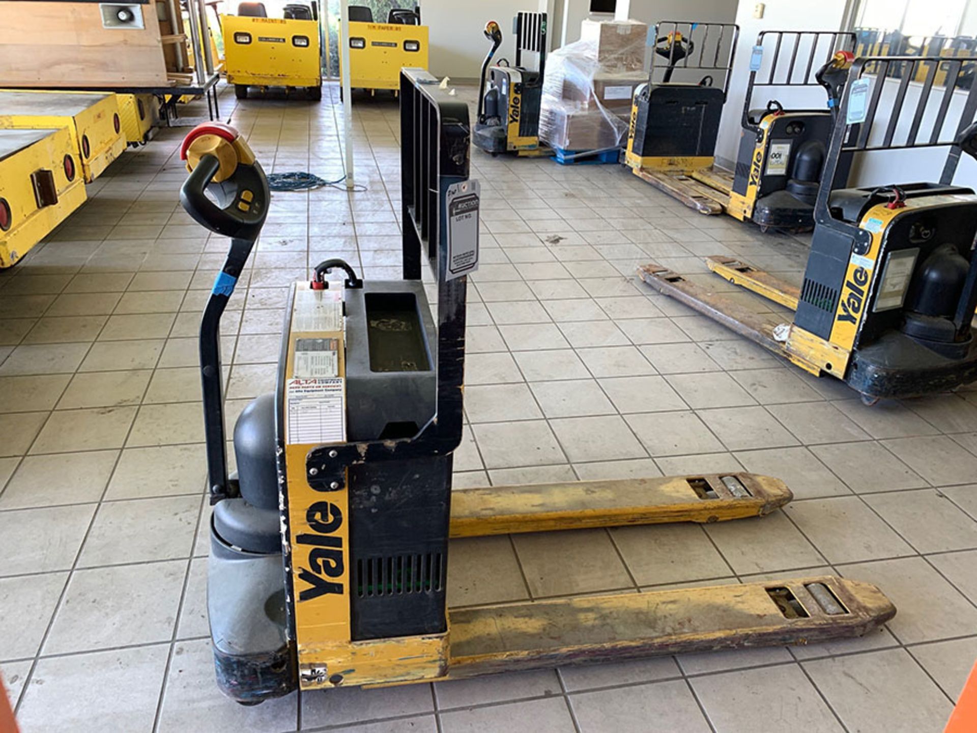 2011 YALE 4,000-LB. CAPACITY ELECTRIC PALLET JACK, MODEL: MPB040, S/N: B827N46681J, 24-VOLT, TRUCK - Image 3 of 4