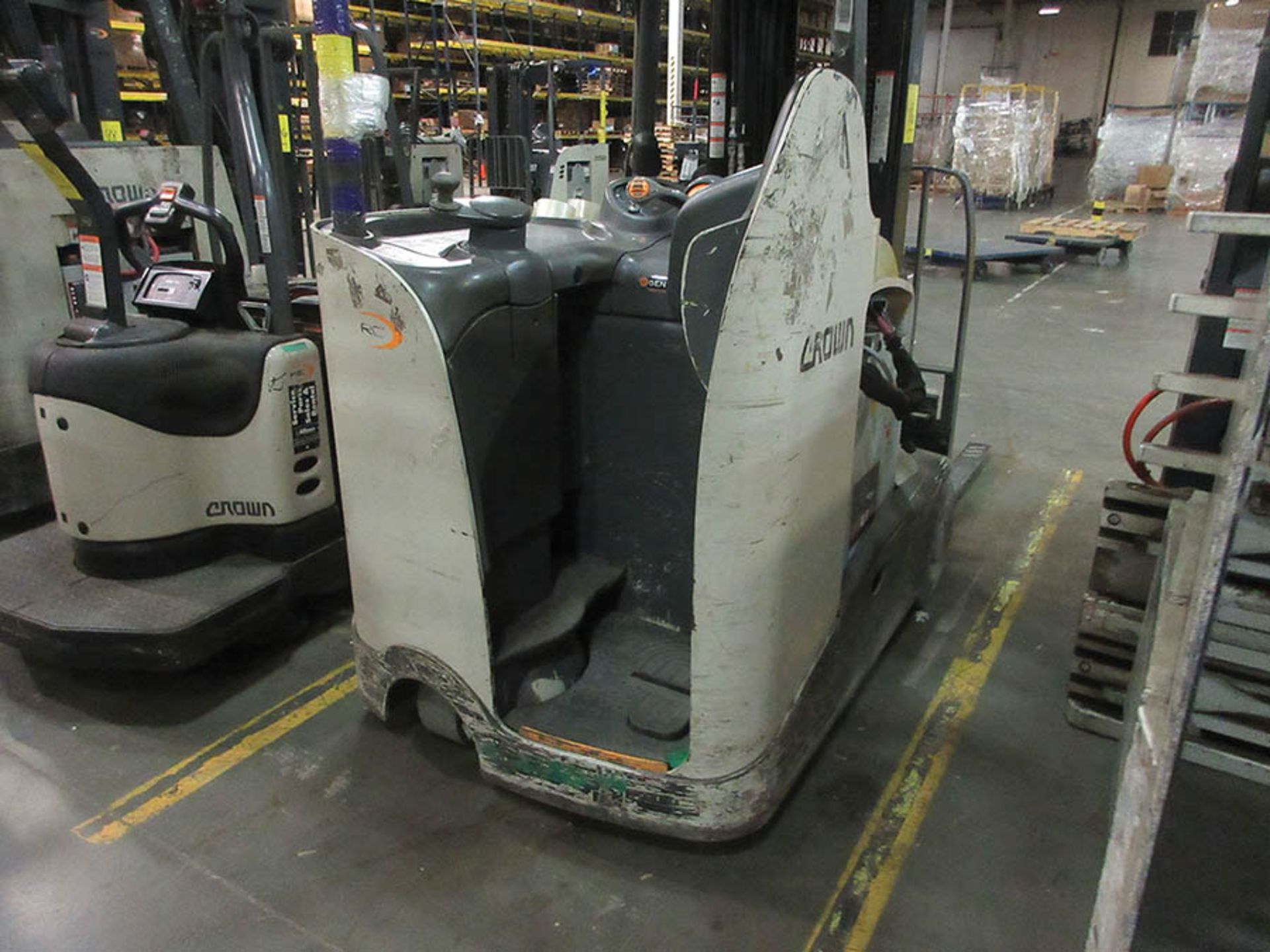 2010 CROWN STAND-UP FORKLIFT, 4,000 LB. CAP., MODEL: RC5540-40, 36V., 240'' MAX. LOAD HEIGHT, 48'' - Image 5 of 6