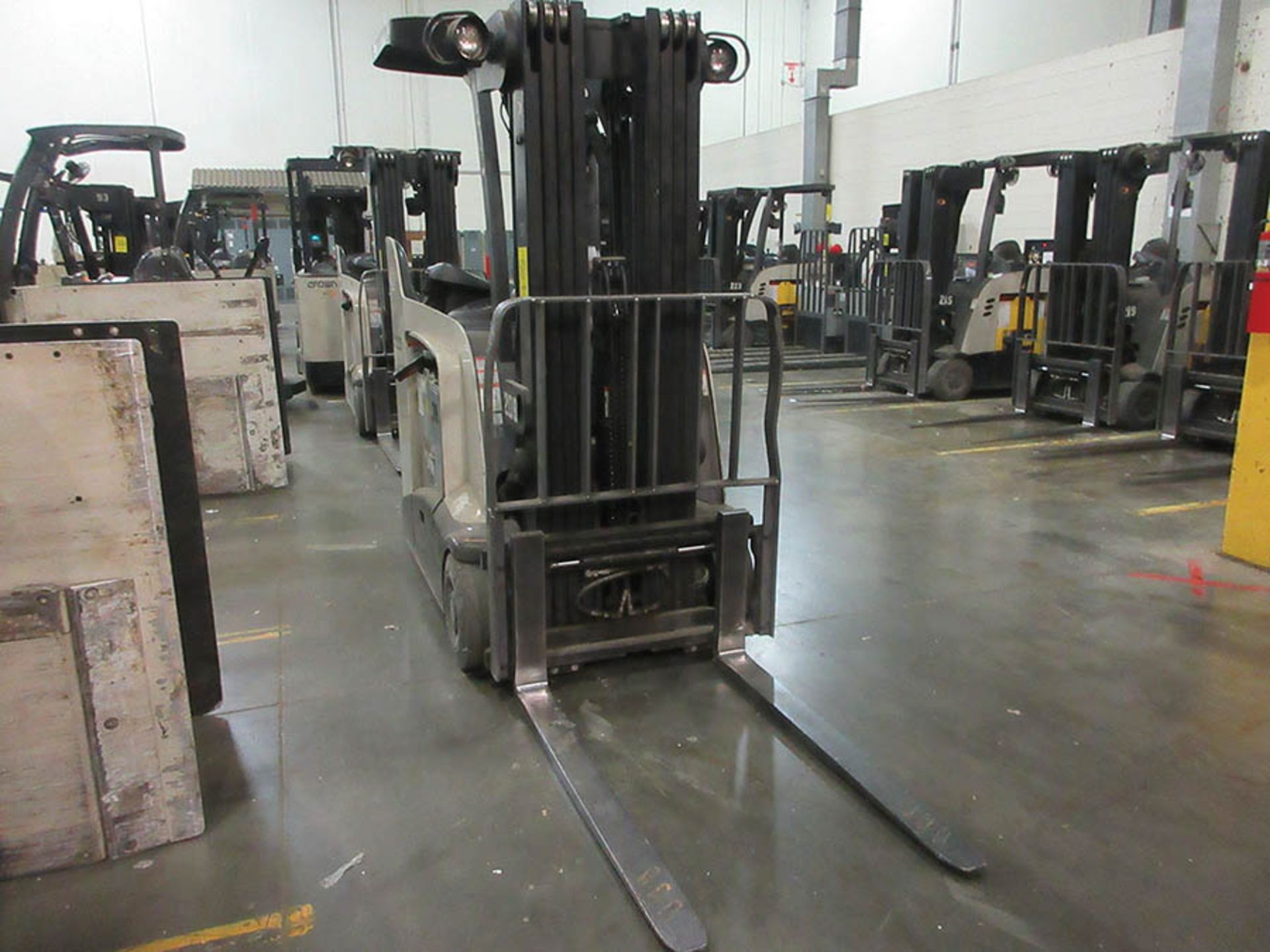 2013 CROWN STAND-UP FORKLIFT, 4,000 LB. CAP., MODEL: RC5540-40, 36V., 270'' MAX. LOAD HEIGHT, 48'' - Image 2 of 6