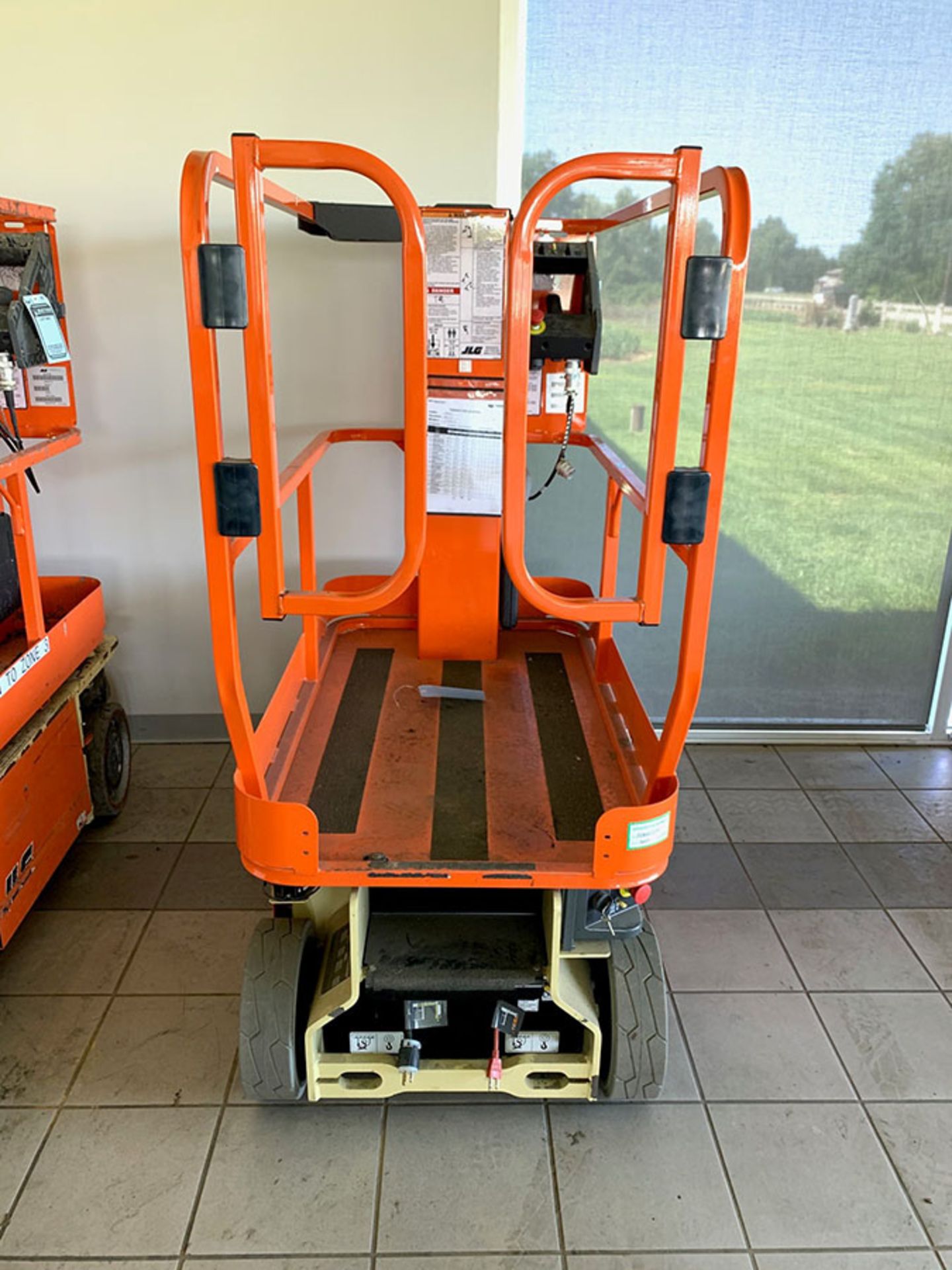 2015 JLG 12' ELECTRIC SCISSOR LIFT, MODEL: 1230ES, S/N: 0200241034, 500-LB. CAPACITY, 12' PLATFORM X - Image 8 of 8