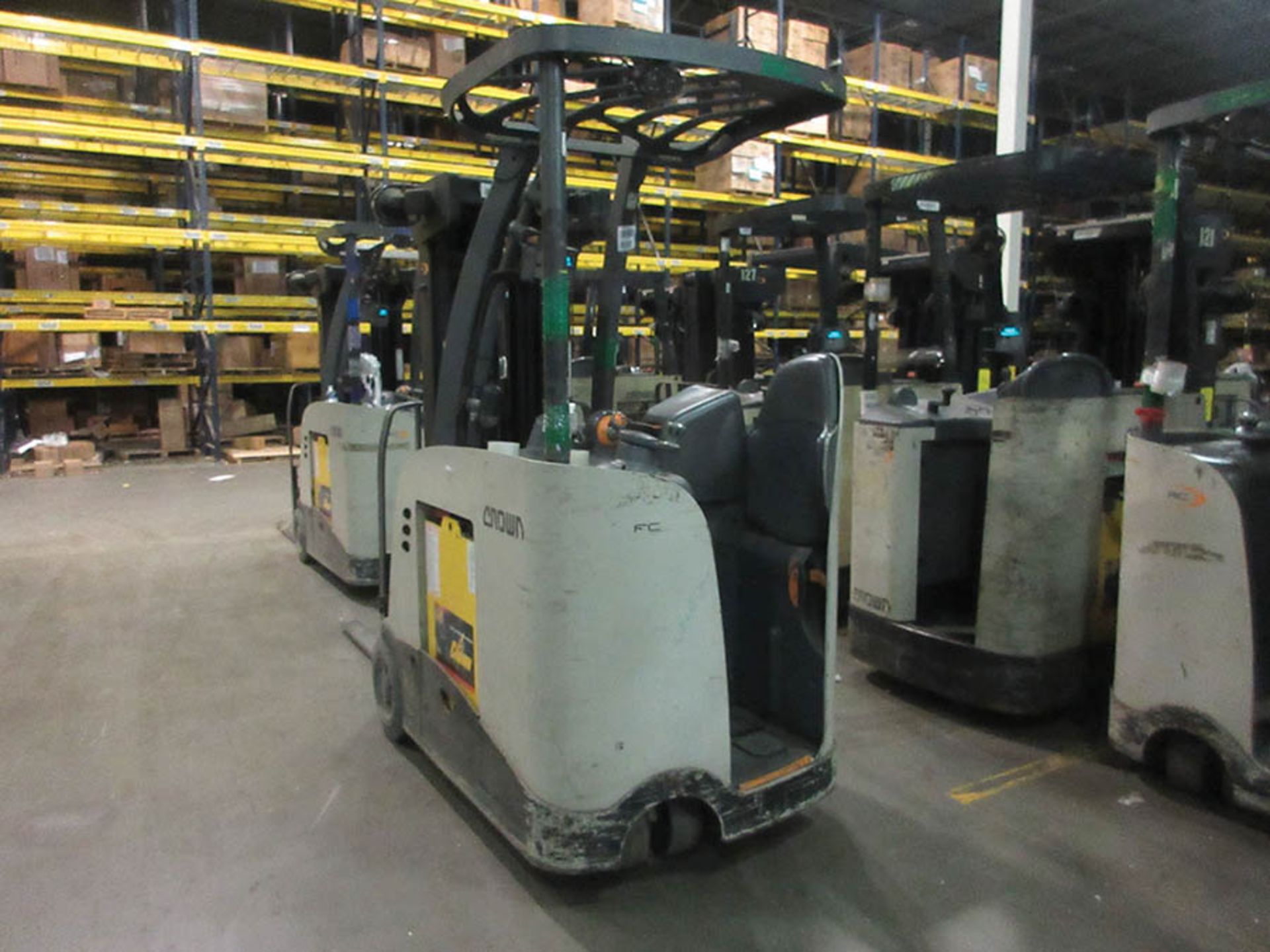 2014 CROWN STAND-UP FORKLIFT, 4,000 LB. CAP., MODEL: RC5540-40, 36V., 270'' MAX. LOAD HEIGHT, 48'' - Image 4 of 5
