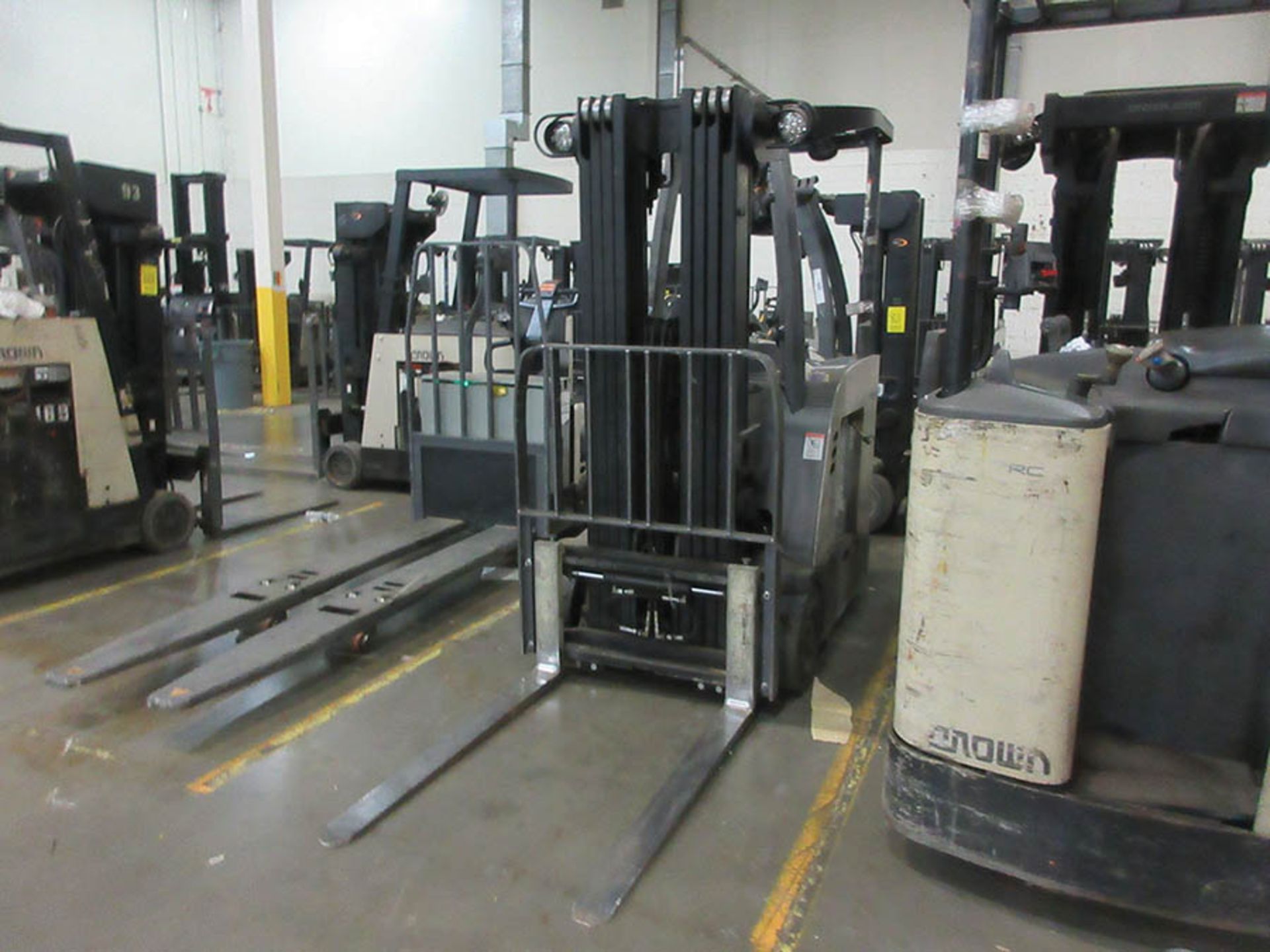 2014 CROWN STAND-UP FORKLIFT, 4,000 LB. CAP., MODEL: RC5540-40, 36V., 270'' MAX. LOAD HEIGHT, 48'' - Image 3 of 6