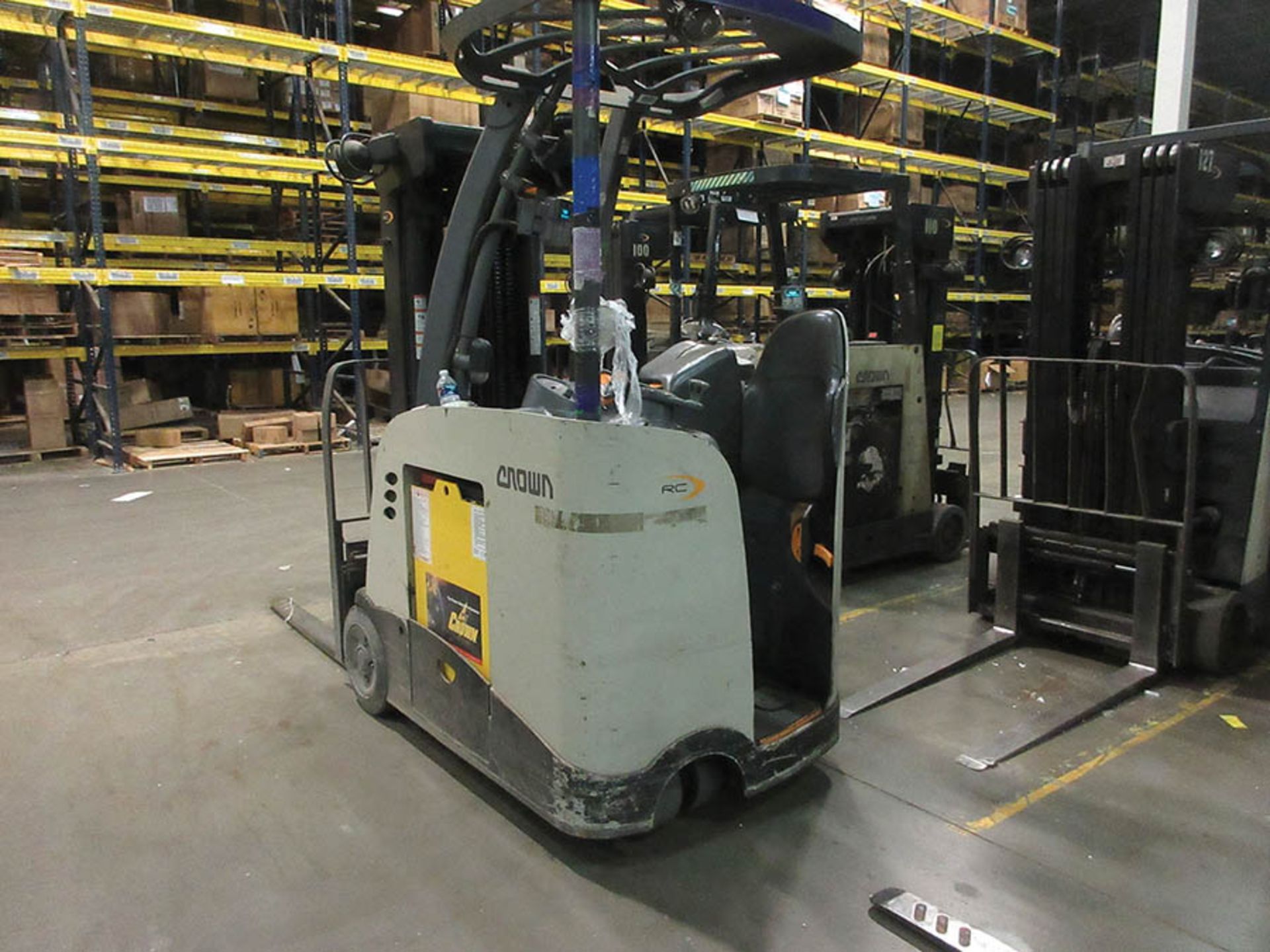 2013 CROWN STAND-UP FORKLIFT, 4,000 LB. CAP., MODEL: RC5540-40, 36V., 270'' MAX. LOAD HEIGHT, 48'' - Image 4 of 5