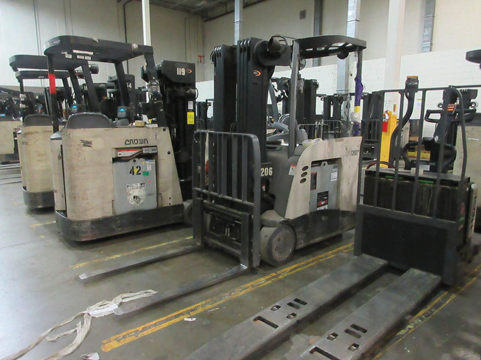 2010 CROWN STAND-UP FORKLIFT, 4,000 LB. CAP., MODEL: RC5540-40, 36V., 240'' MAX. LOAD HEIGHT, 48'' - Image 2 of 6