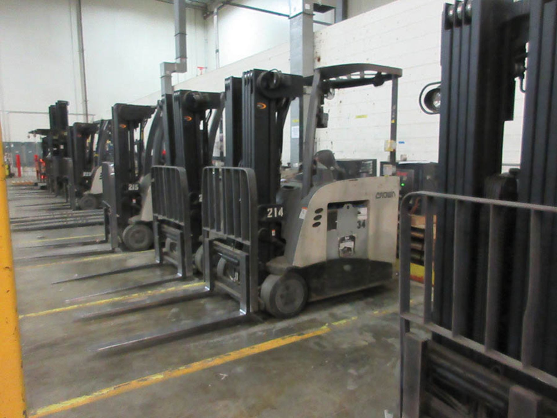 2013 CROWN STAND-UP FORKLIFT, 4,000 LB. CAP., MODEL: RC5540-40, 36V., 270'' MAX. LOAD HEIGHT, 48'' - Image 2 of 5