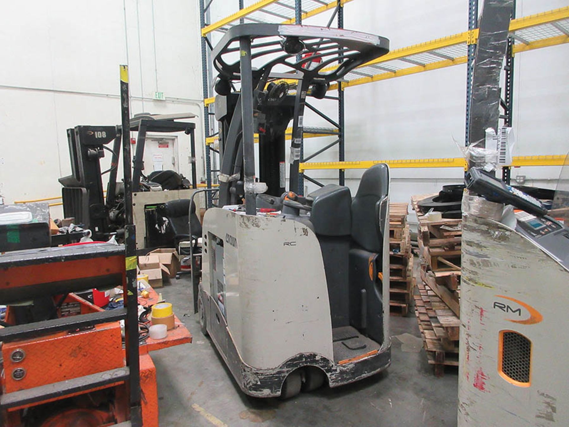 2014 CROWN STAND-UP FORKLIFT, 4,000 LB. CAP., MODEL: RC5540-40, 36V., 270'' MAX. LOAD HEIGHT, 48'' - Image 2 of 5