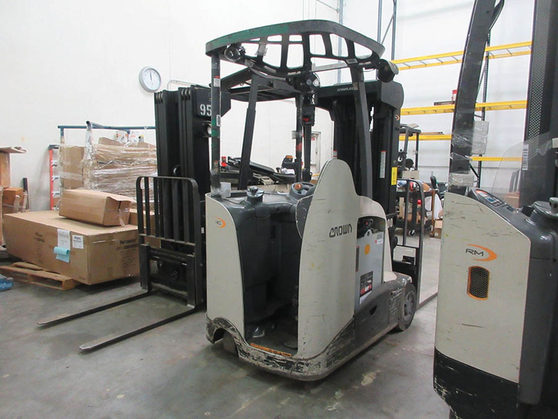 2010 CROWN STAND-UP FORKLIFT, 4,000 LB. CAP., MODEL: RC5540-40, 36V., 240'' MAX. LOAD HEIGHT, 48'' - Image 5 of 7