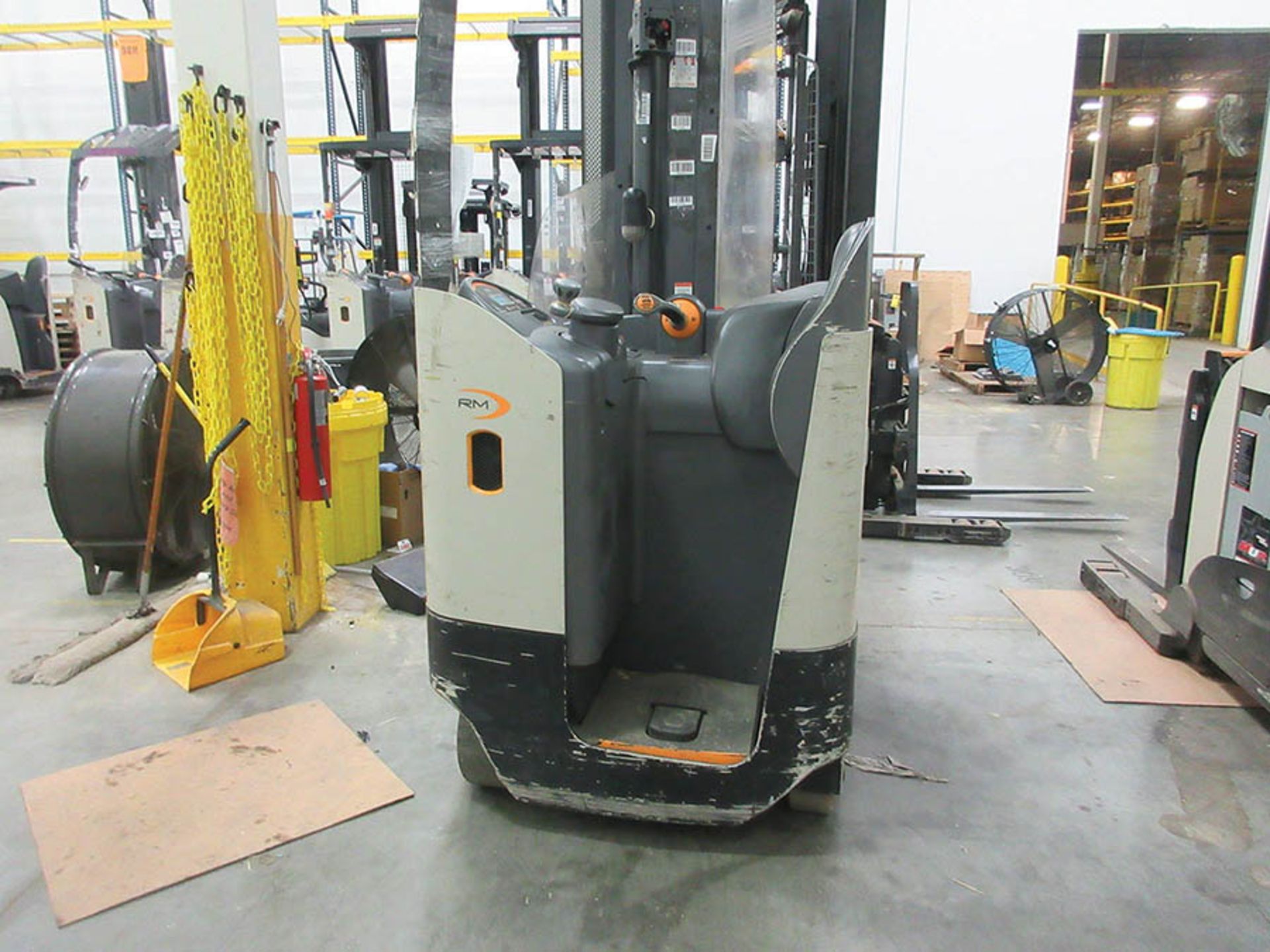 2015 CROWN MONOLIFT MAST REACH TRUCK, 4,500 LB. CAP., MODEL: RM6025-45, 36V., HIGH VISIBILITY - Image 3 of 6