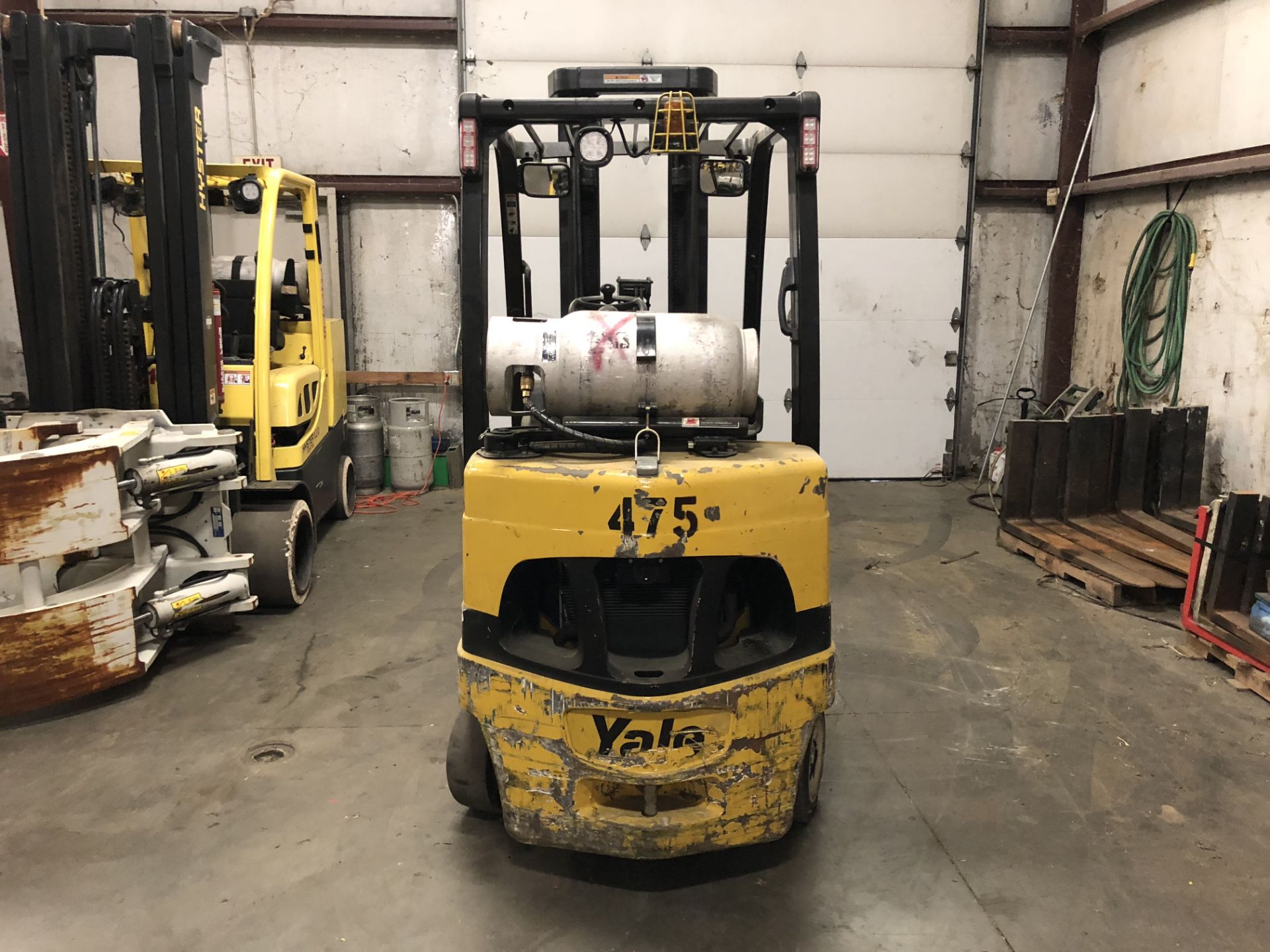 2014 YALE 5,000-LB. CAPACITY FORKLIFT, MODEL: GLC060VX, S/N: B910V02475M, LPG, SOLID TIRES, 3- - Image 4 of 6