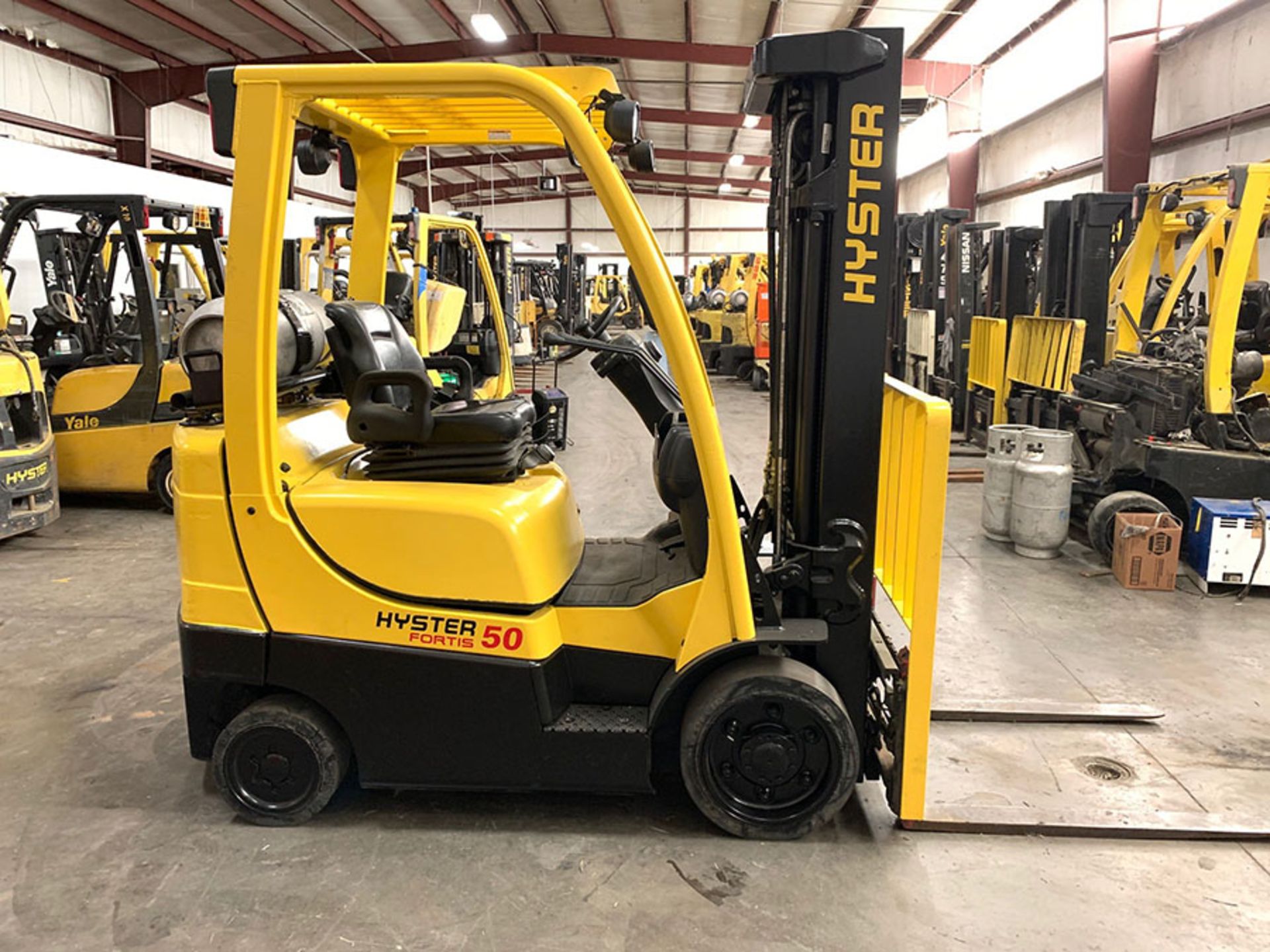 2015 HYSTER 5,000-LB. CAPACITY FORKLIFT, MODEL: S50FT, S/N: H187V03771N, LPG, SOLID TIRES, 3-STAGE - Image 3 of 5