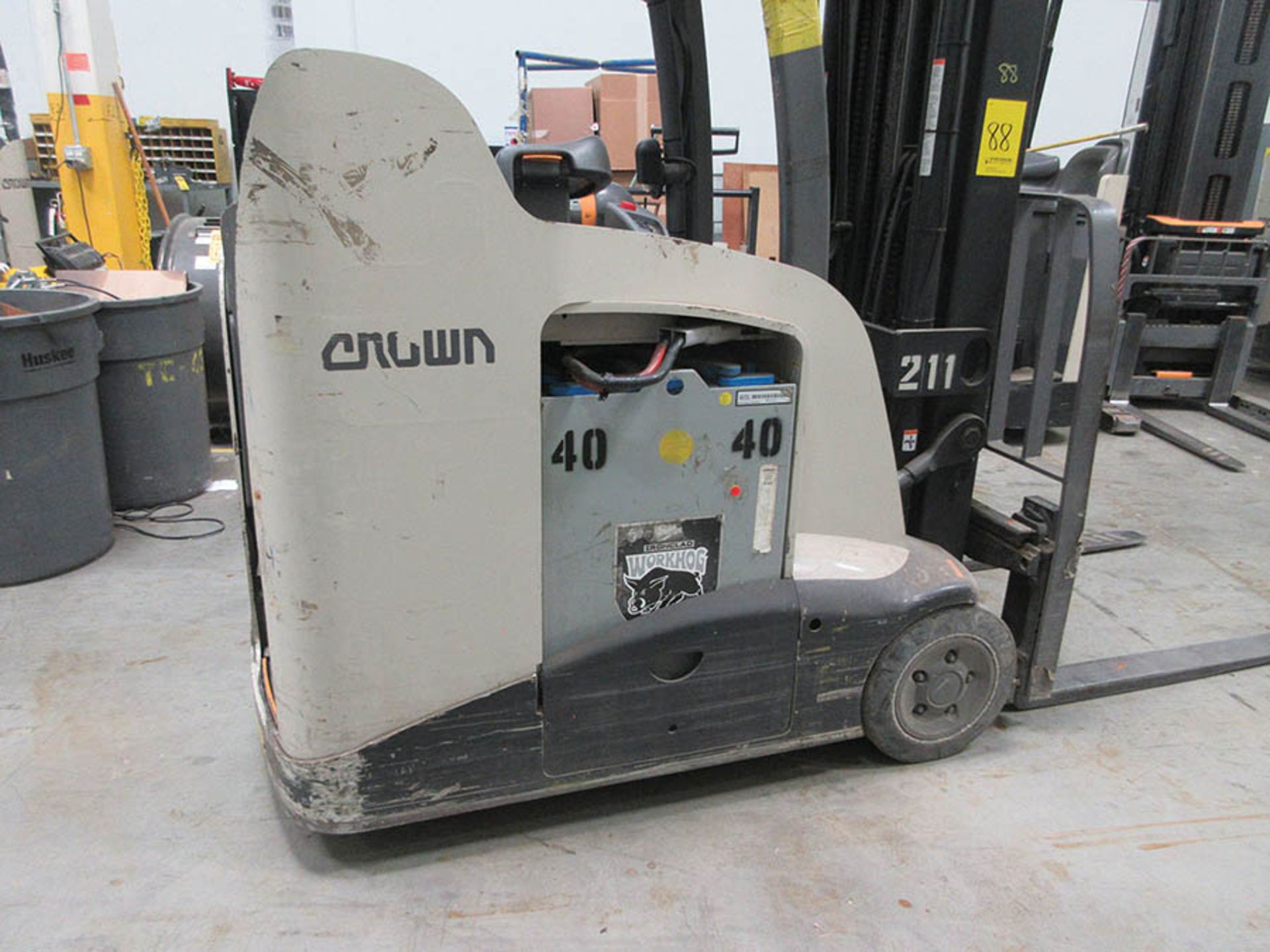 2013 CROWN STAND-UP FORKLIFT, 4,000 LB. CAP., MODEL: RC5540-40, 36V., 270'' MAX. LOAD HEIGHT, 48'' - Image 5 of 6