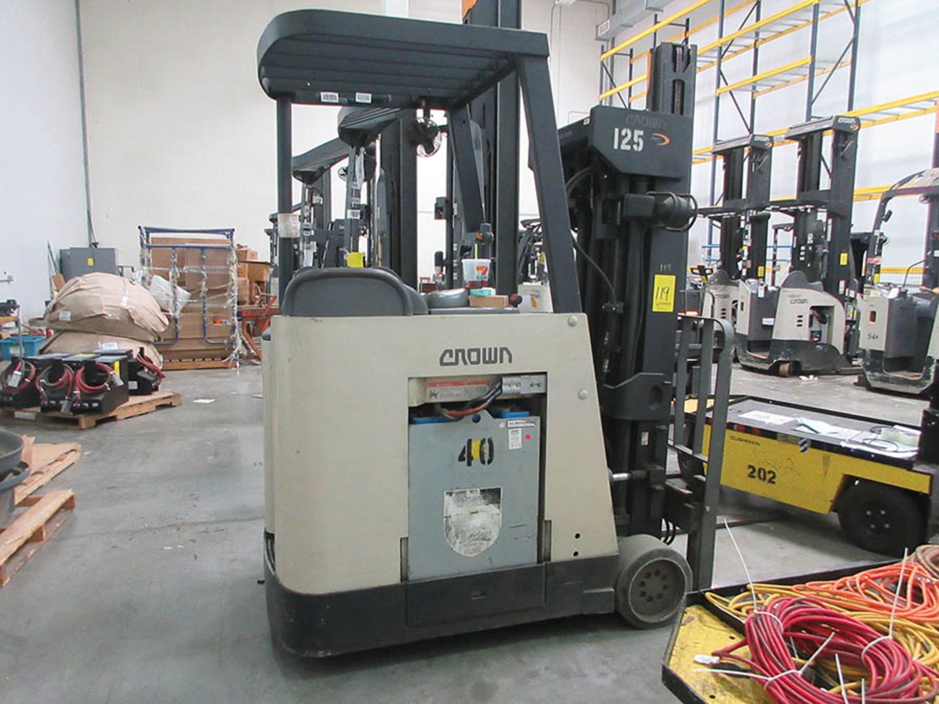 2002 CROWN STAND-UP FORKLIFT, 3,250 LB. CAP., MODEL: RC3020-40, 36V., 240'' MAX. LOAD HEIGHT, 48'' - Image 4 of 6