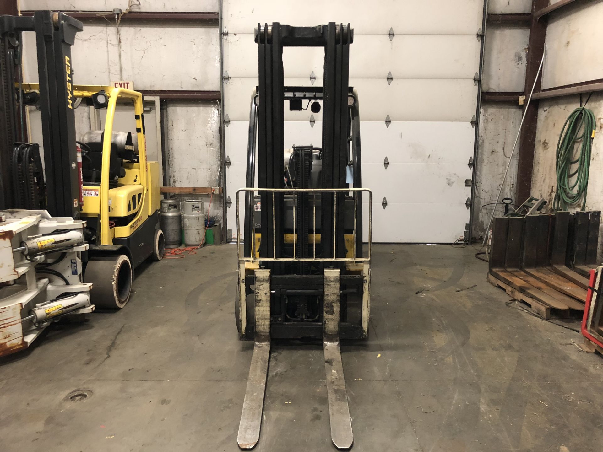 2014 YALE 5,000-LB. CAPACITY FORKLIFT, MODEL: GLC060VX, S/N: B910V02475M, LPG, SOLID TIRES, 3- - Image 2 of 6