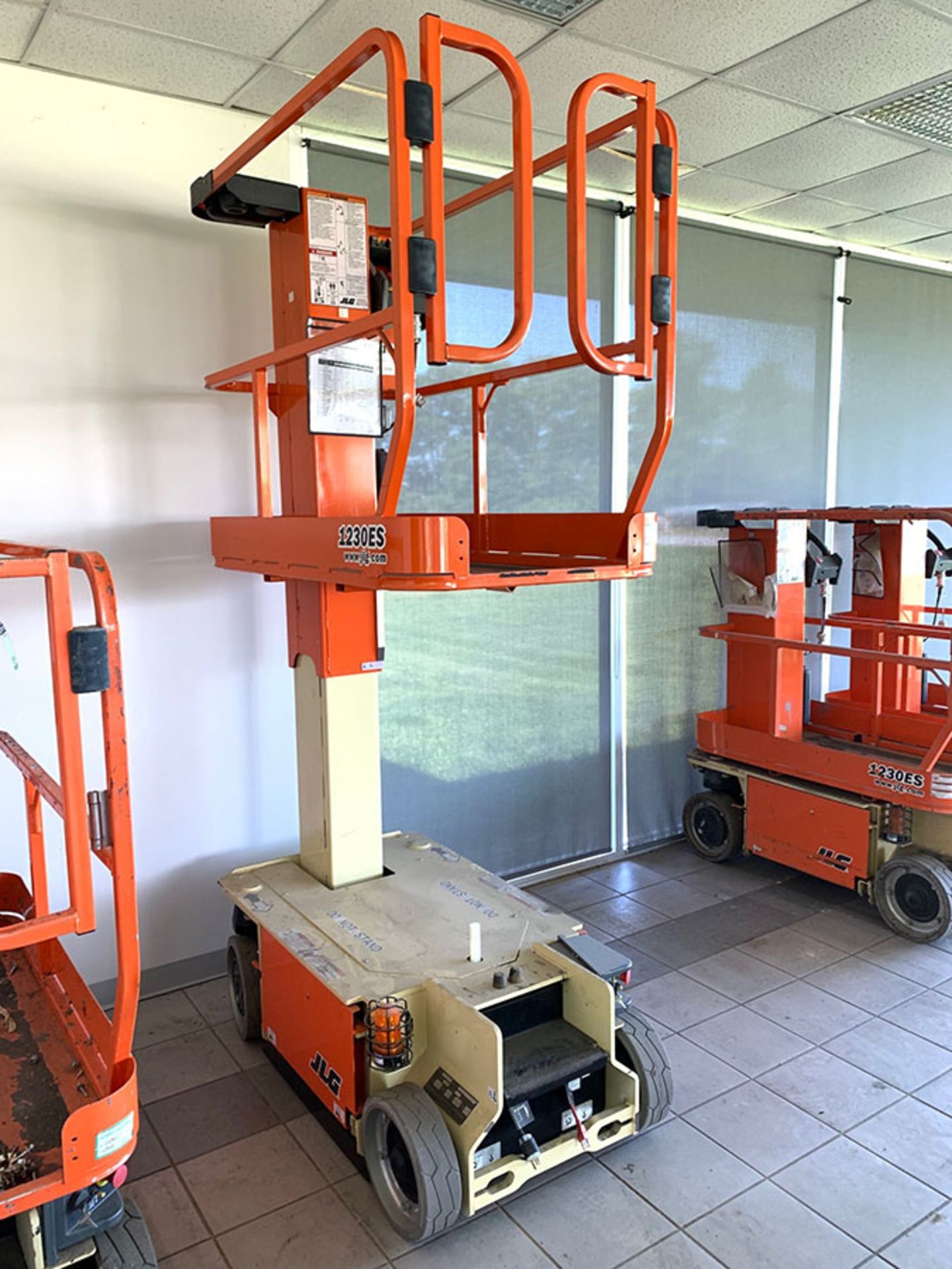 2015 JLG 12' ELECTRIC SCISSOR LIFT, MODEL: 1230ES, S/N: 0200241034, 500-LB. CAPACITY, 12' PLATFORM X - Image 4 of 8