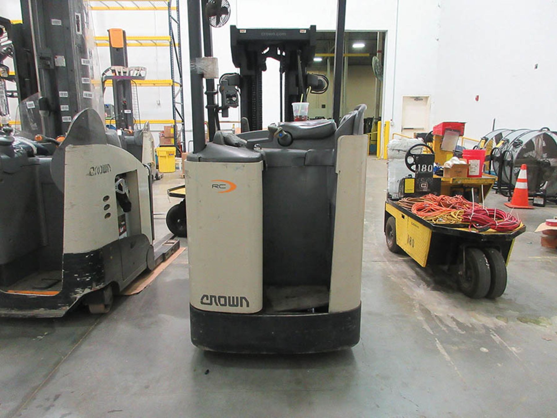 2002 CROWN STAND-UP FORKLIFT, 3,250 LB. CAP., MODEL: RC3020-40, 36V., 240'' MAX. LOAD HEIGHT, 48'' - Image 5 of 6