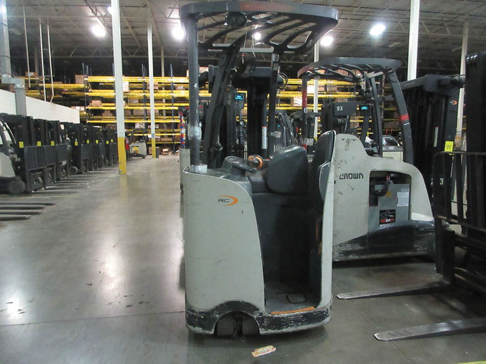 2014 CROWN STAND-UP FORKLIFT, 4,000 LB. CAP., MODEL: RC5540-40, 36V., 270'' MAX. LOAD HEIGHT, 48'' - Image 4 of 5