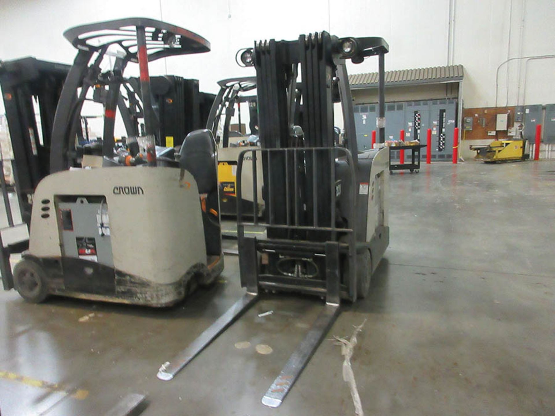 2014 CROWN STAND-UP FORKLIFT, 4,000 LB. CAP., MODEL: RC5540-40, 36V., 270'' MAX. LOAD HEIGHT, 48'' - Image 2 of 5