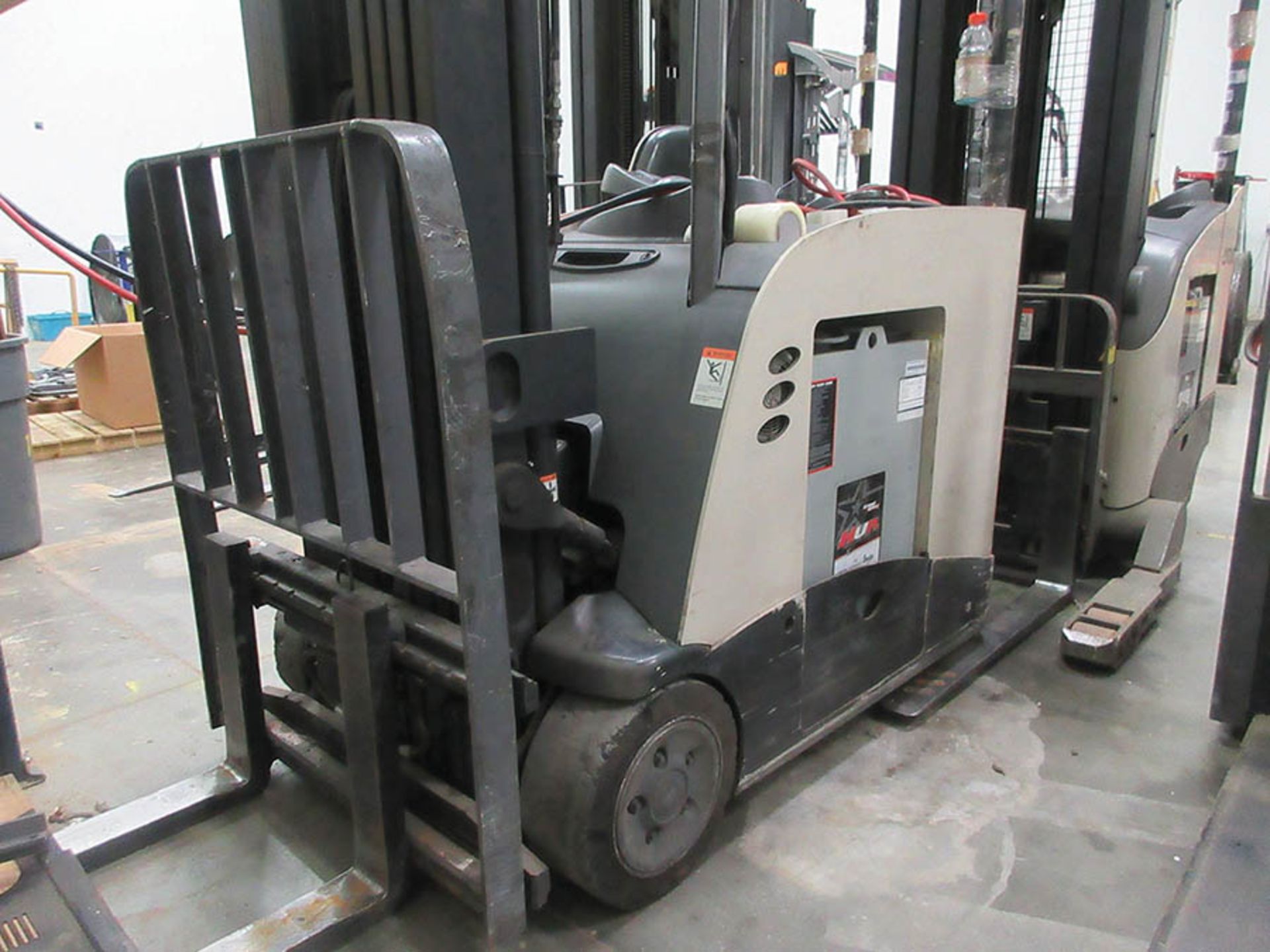 2014 CROWN STAND-UP FORKLIFT, 4,000 LB. CAP., MODEL: RC5540-40, 36V., 270'' MAX. LOAD HEIGHT, 48'' - Image 2 of 6