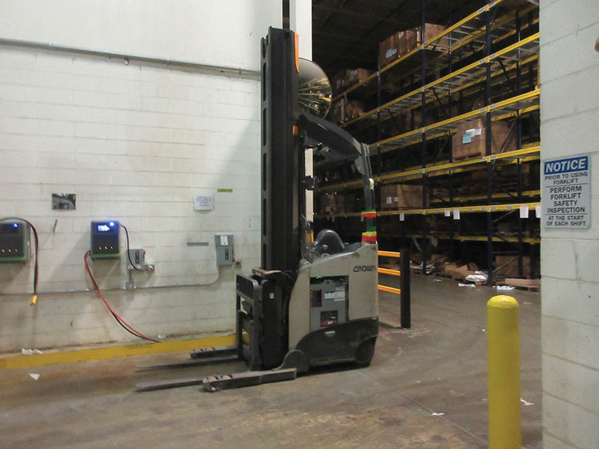 2015 CROWN MONOLIFT MAST REACH TRUCK, 4,500 LB. CAP., MODEL: RM6025-45, 36V., HIGH VISIBILITY - Image 2 of 6