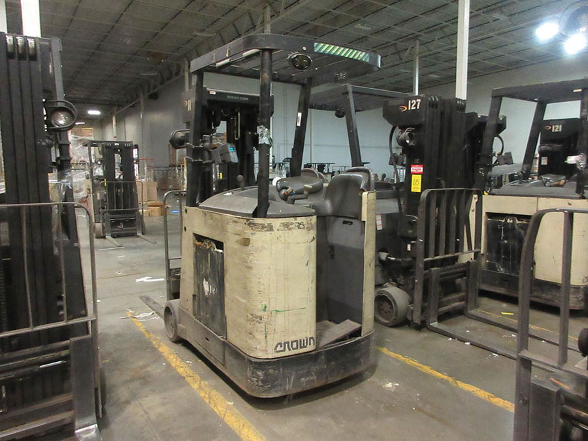 2004 CROWN STAND-UP FORKLIFT, 4,000 LB. CAP., MODEL: RC3020-40, 36V., 240'' MAX. LOAD HEIGHT, 48'' - Image 4 of 6