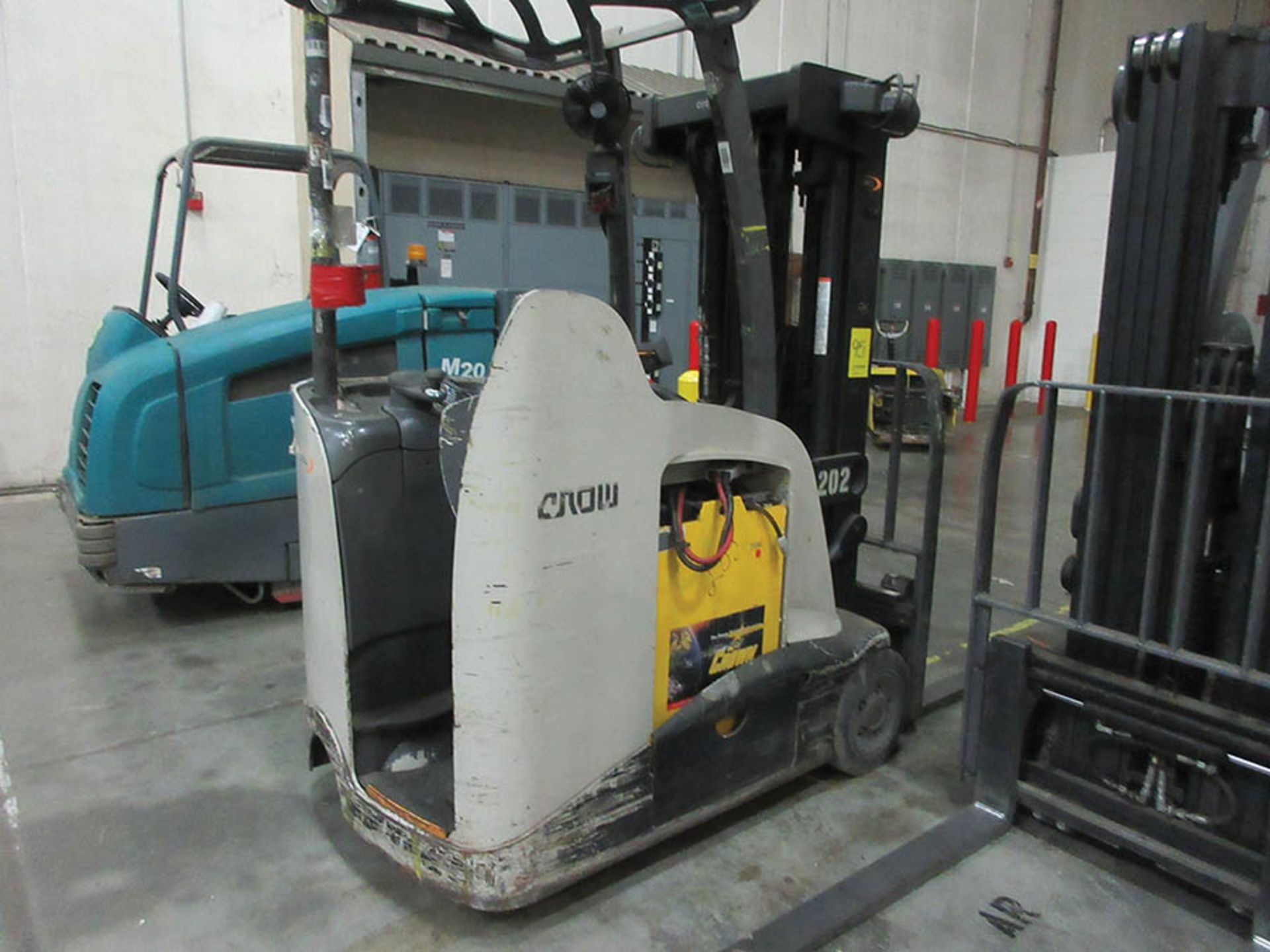 2010 CROWN STAND-UP FORKLIFT, 4,000 LB. CAP., MODEL: RC5540-40, 36V., 240'' MAX. LOAD HEIGHT, 48'' - Image 3 of 6