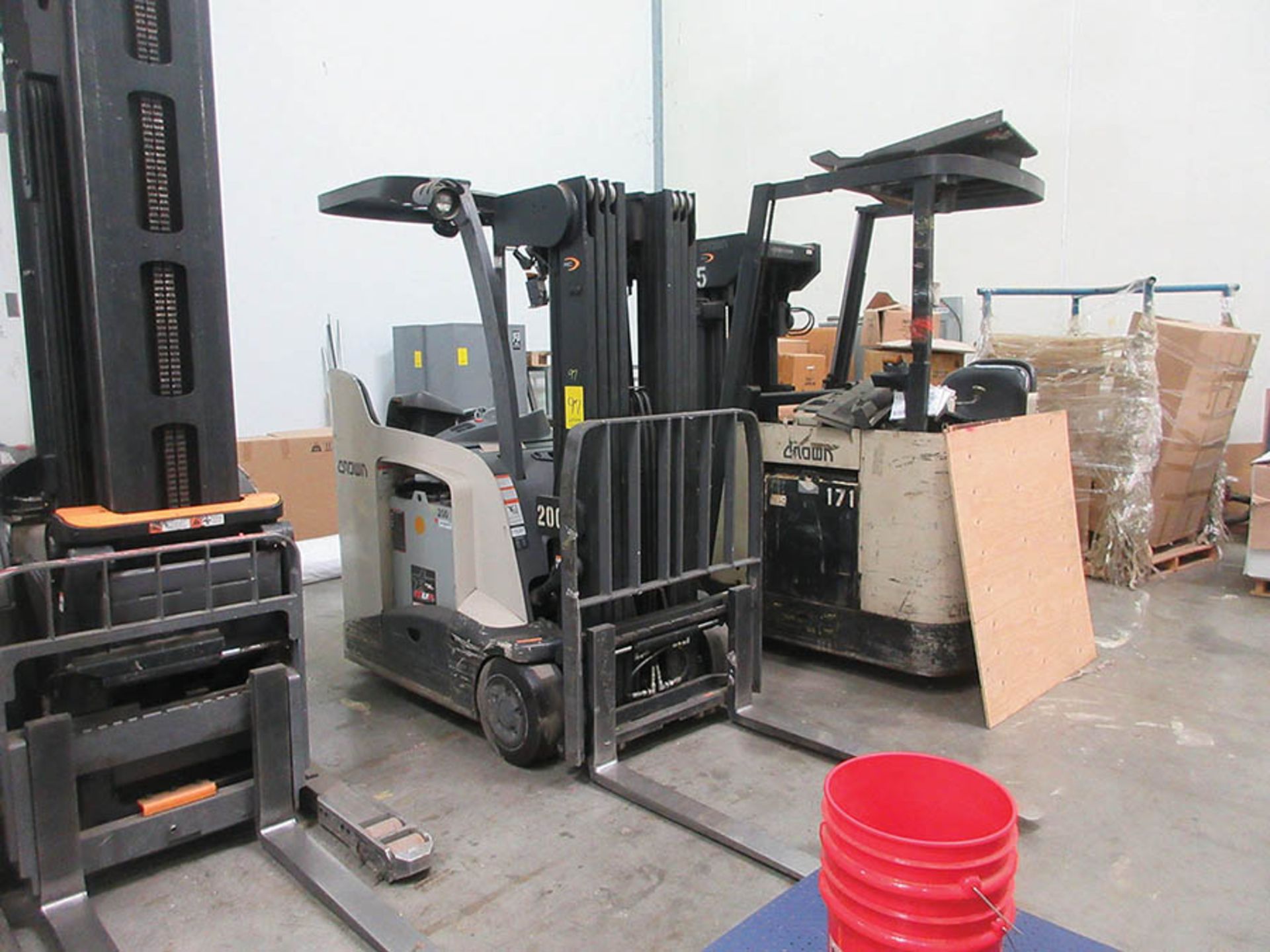 2010 CROWN STAND-UP FORKLIFT, 4,000 LB. CAP., MODEL: RC5540-40, 36V., 240'' MAX. LOAD HEIGHT, 48'' - Image 2 of 7