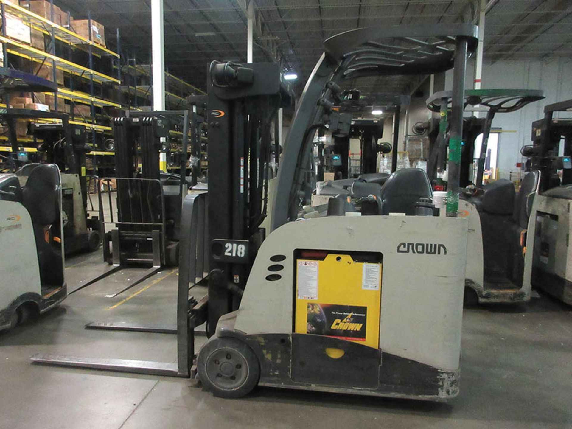 2014 CROWN STAND-UP FORKLIFT, 4,000 LB. CAP., MODEL: RC5540-40, 36V., 270'' MAX. LOAD HEIGHT, 48'' - Image 3 of 5