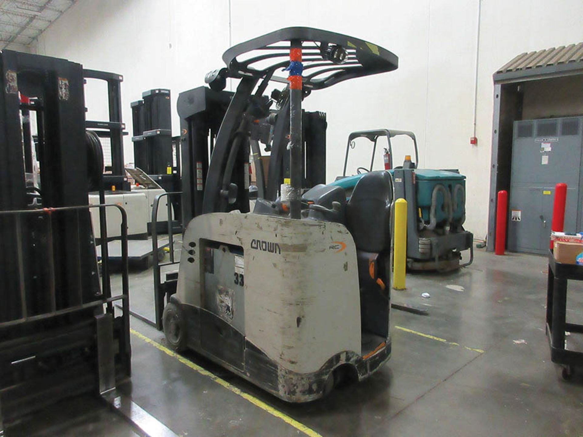 2014 CROWN STAND-UP FORKLIFT, 4,000 LB. CAP., MODEL: RC5540-40, 36V., 270'' MAX. LOAD HEIGHT, 48'' - Image 2 of 5